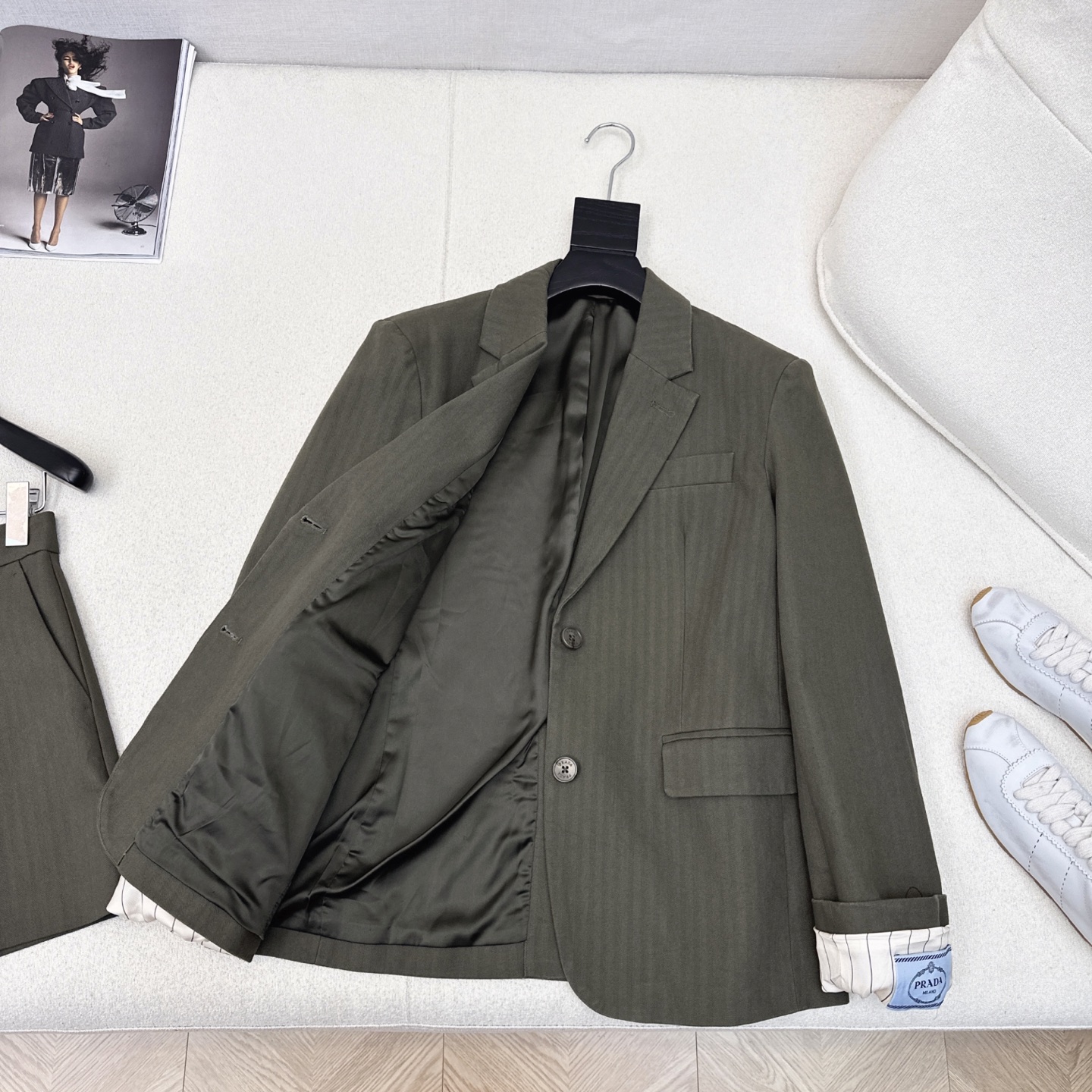 Latest Autumn Morning Suit with Classic Logo Decorations and Sweet Fabric - 图片 7