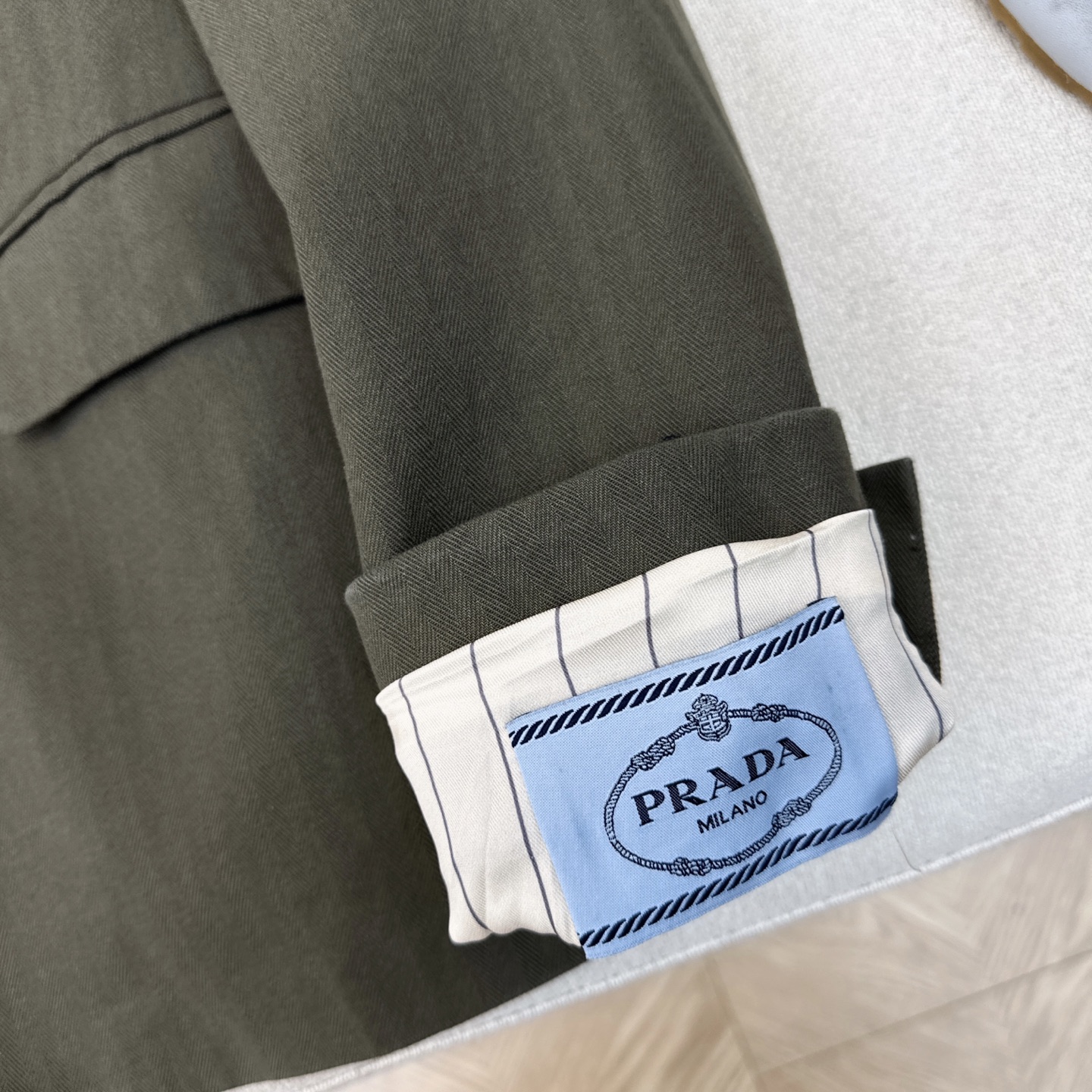 Latest Autumn Morning Suit with Classic Logo Decorations and Sweet Fabric - 图片 6