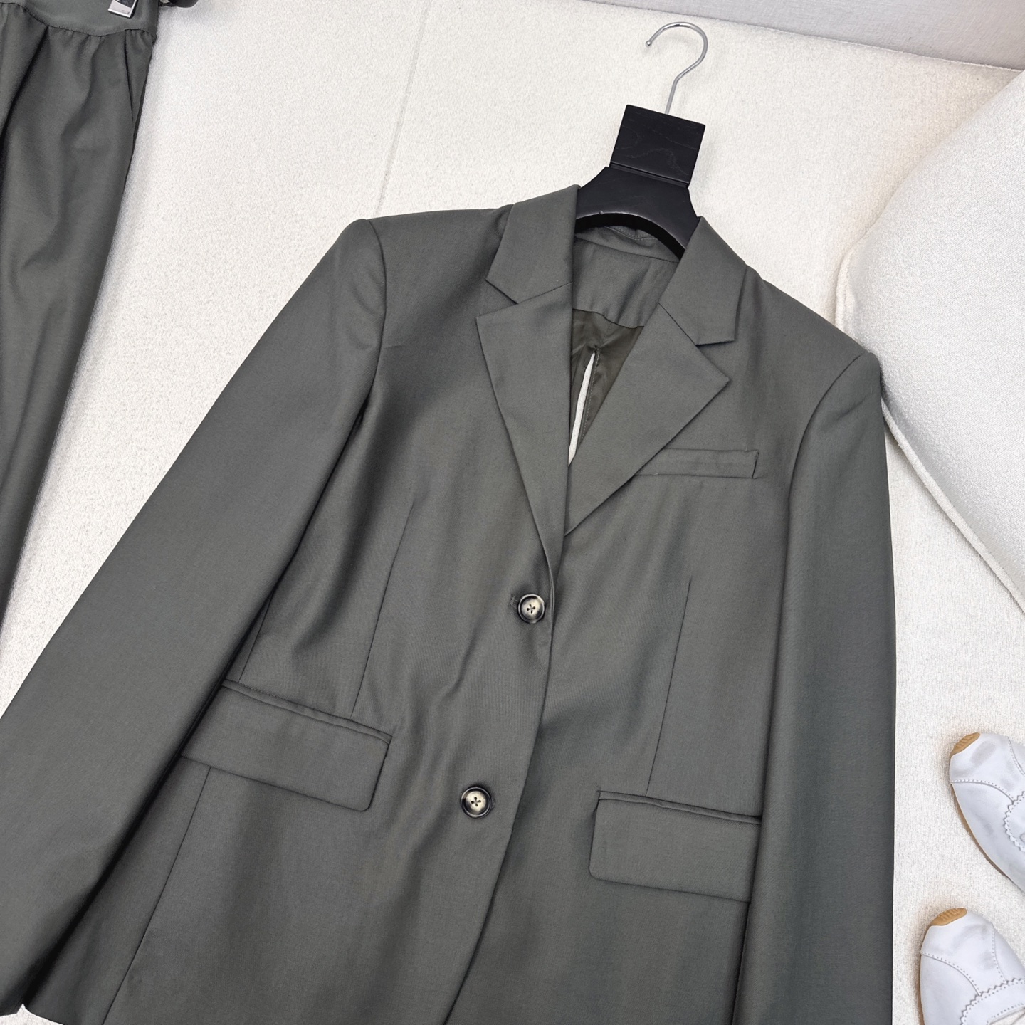 特价🉐️ ❗️现货齐码❗️不退不换❗️独家首发 Loe 25Ss————早秋最新款复古绿套装💚开叉西装外