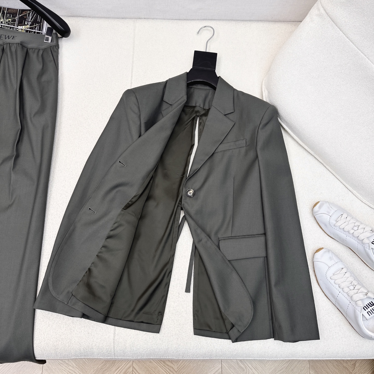 特价🉐️ ❗️现货齐码❗️不退不换❗️独家首发 Loe 25Ss————早秋最新款复古绿套装💚开叉西装外