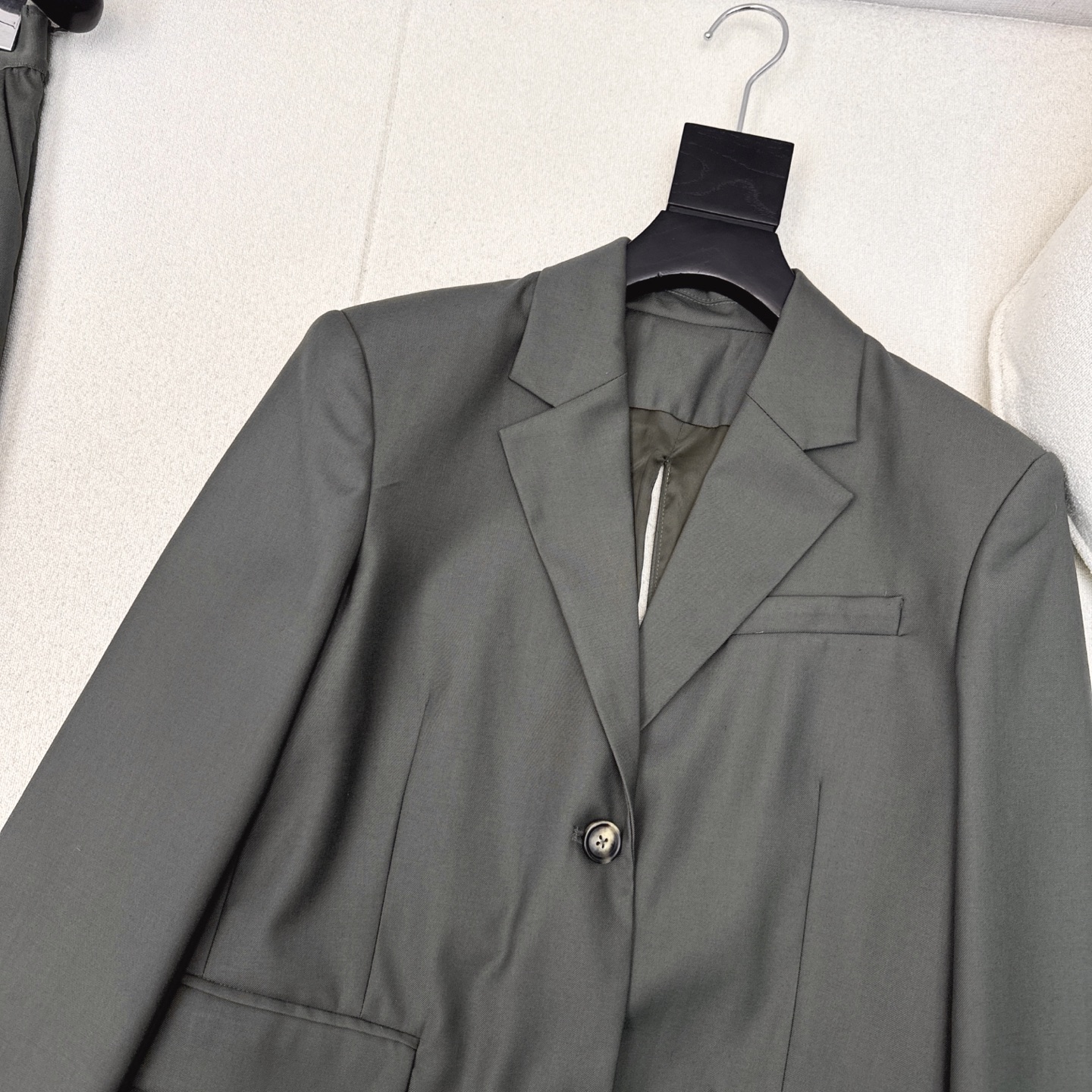 特价🉐️ ❗️现货齐码❗️不退不换❗️独家首发 Loe 25Ss————早秋最新款复古绿套装💚开叉西装外