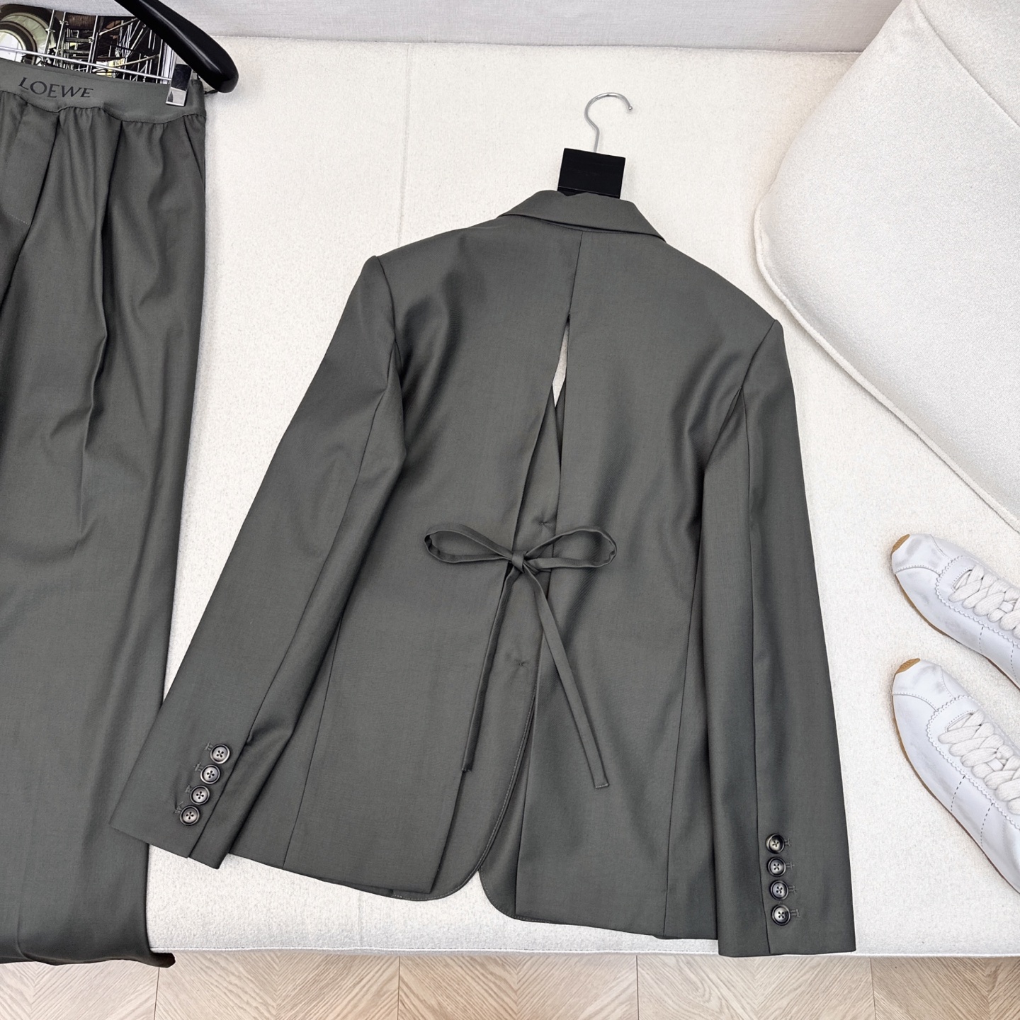 特价🉐️ ❗️现货齐码❗️不退不换❗️独家首发 Loe 25Ss————早秋最新款复古绿套装💚开叉西装外