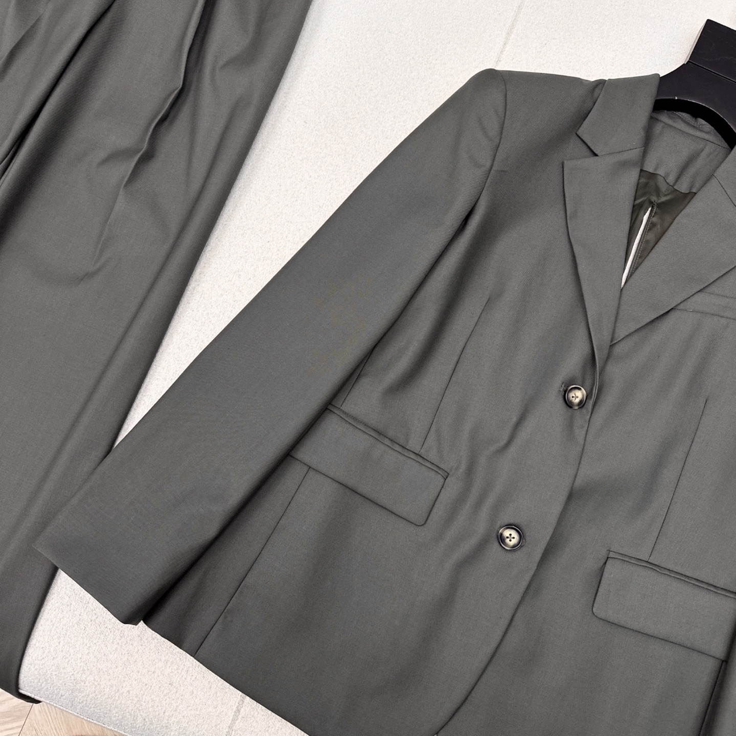 特价🉐️ ❗️现货齐码❗️不退不换❗️独家首发 Loe 25Ss————早秋最新款复古绿套装💚开叉西装外