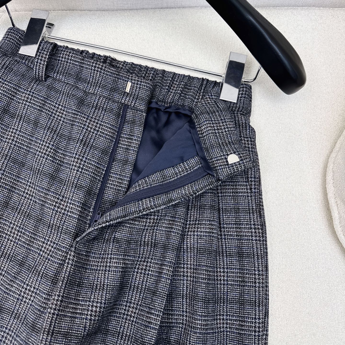 爆单系列款 Bc 25Ss————早秋最新款灰蓝色格纹直筒西裤🩶经典松紧腰收褶设计 直筒卷边裤版型 上身