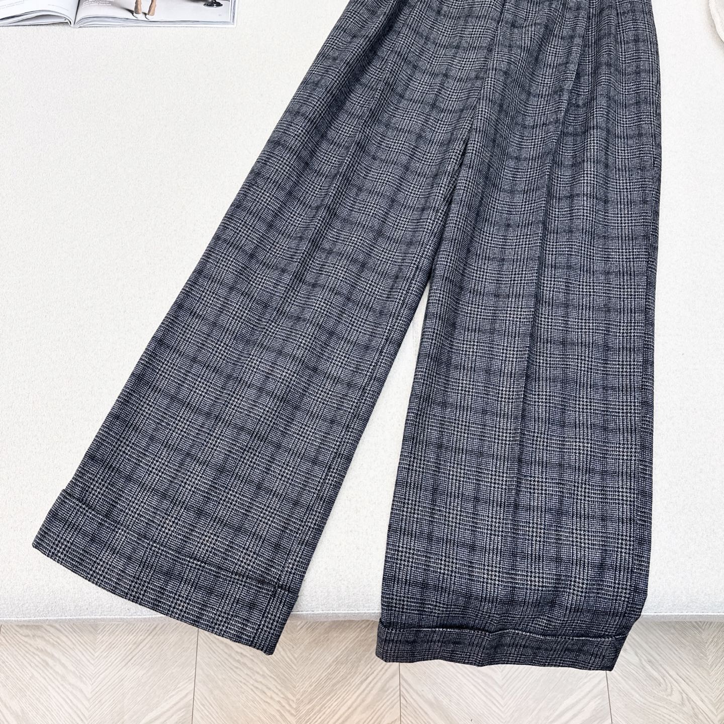 爆单系列款 Bc 25Ss————早秋最新款灰蓝色格纹直筒西裤🩶经典松紧腰收褶设计 直筒卷边裤版型 上身