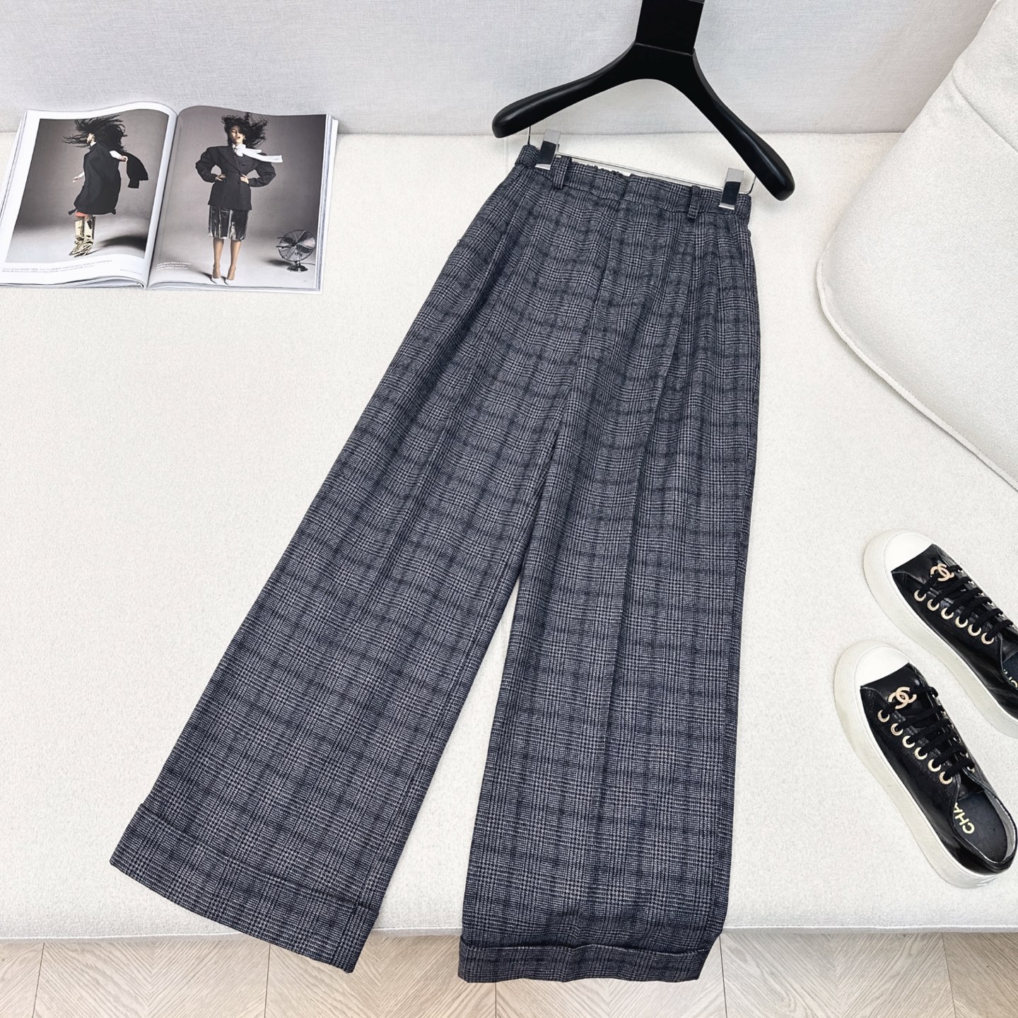 爆单系列款 Bc 25Ss————早秋最新款灰蓝色格纹直筒西裤🩶经典松紧腰收褶设计 直筒卷边裤版型 上身