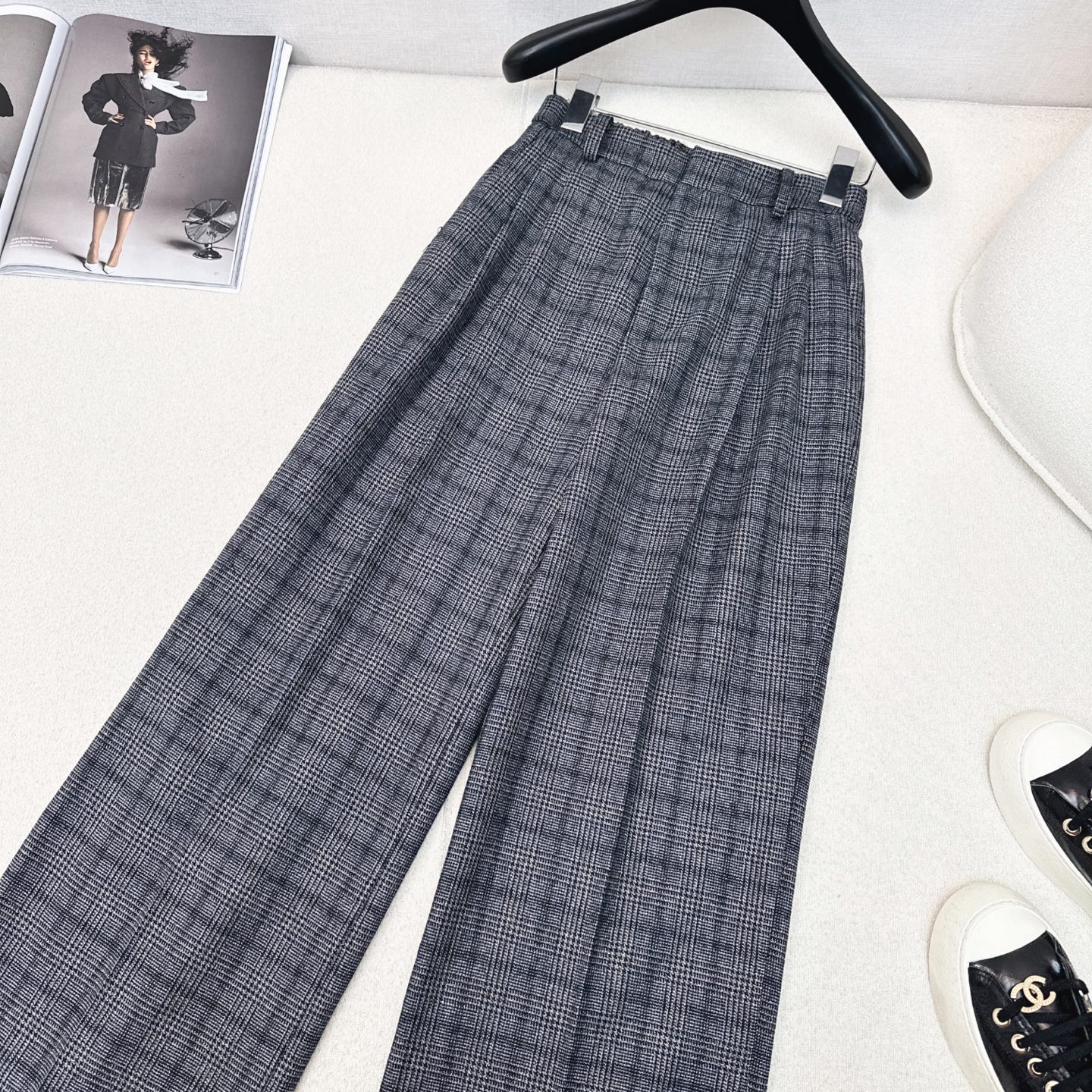 爆单系列款 Bc 25Ss————早秋最新款灰蓝色格纹直筒西裤🩶经典松紧腰收褶设计 直筒卷边裤版型 上身