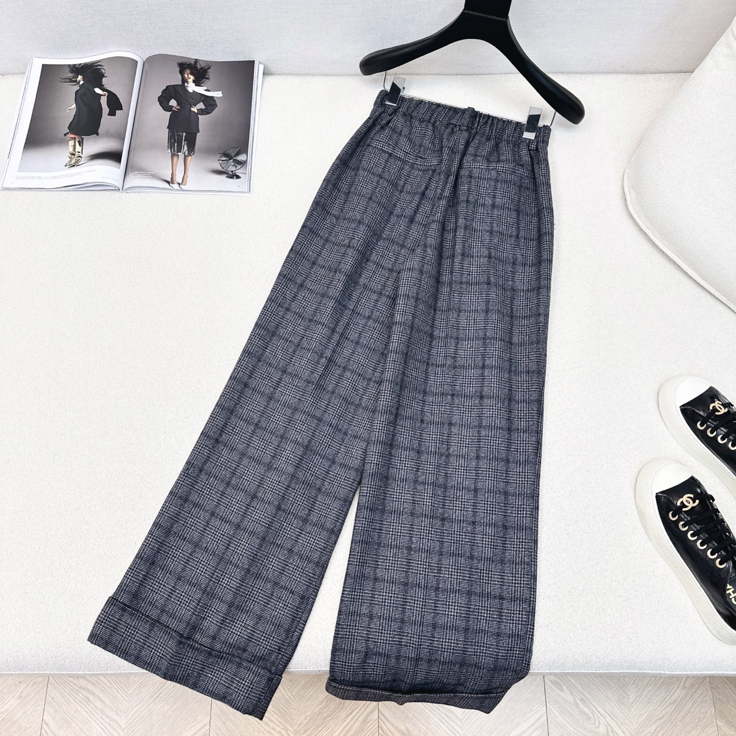 爆单系列款 Bc 25Ss————早秋最新款灰蓝色格纹直筒西裤🩶经典松紧腰收褶设计 直筒卷边裤版型 上身