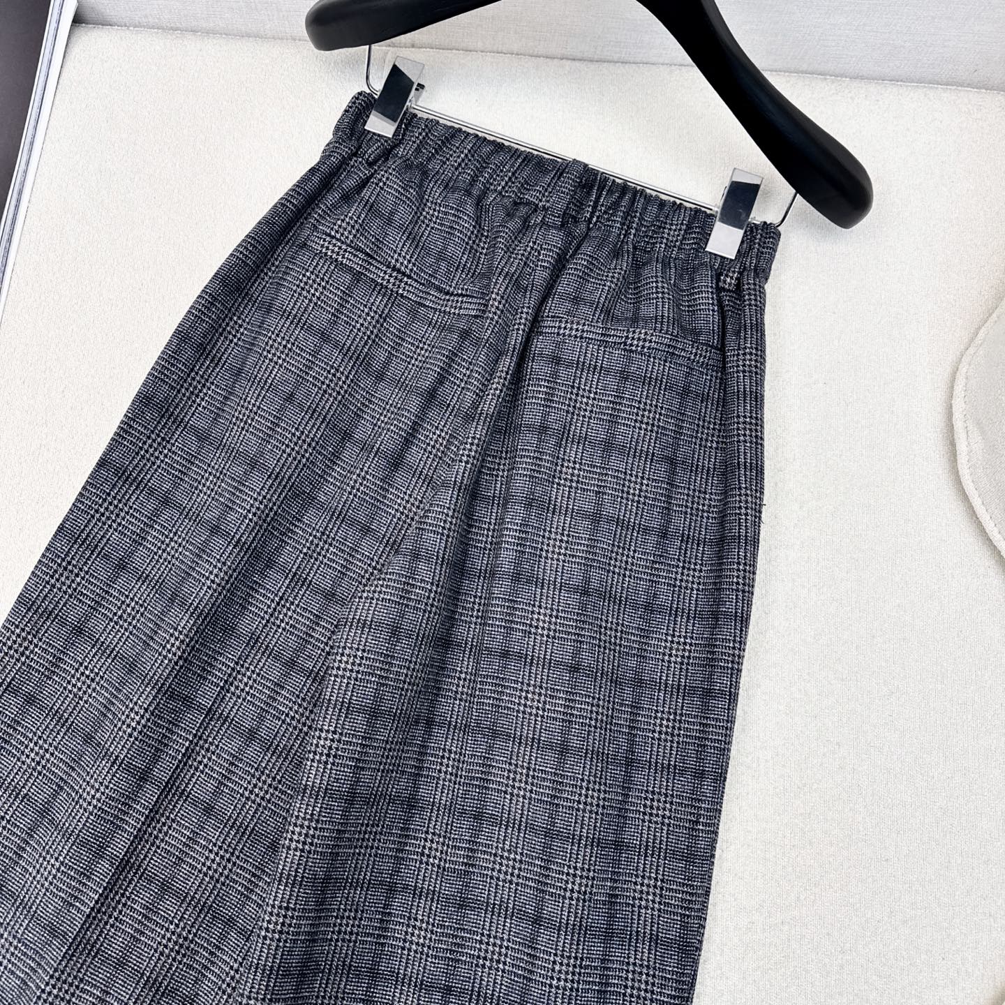 爆单系列款 Bc 25Ss————早秋最新款灰蓝色格纹直筒西裤🩶经典松紧腰收褶设计 直筒卷边裤版型 上身