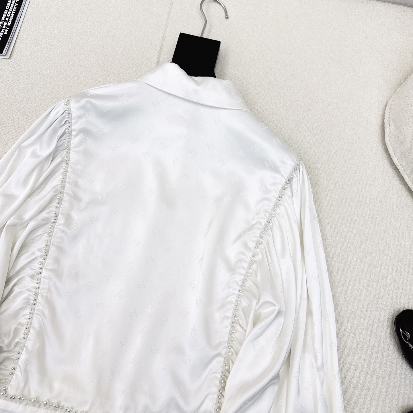 特价🉐️❗️现货齐码❗️不退不换❗️优雅气质 C家 25Ss————早秋最新款珍珠镶边装饰白色衬衫 🤍一