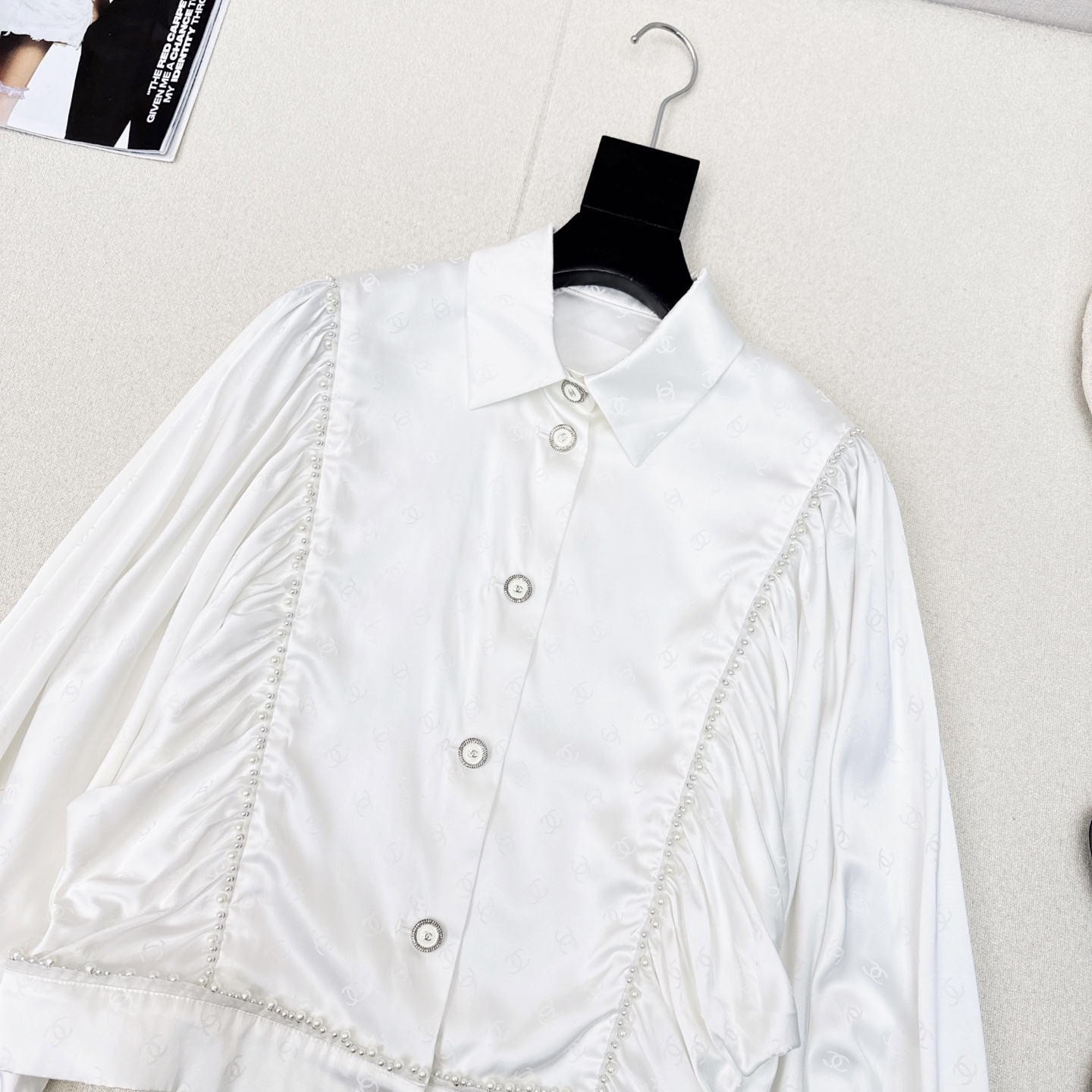 特价🉐️❗️现货齐码❗️不退不换❗️优雅气质 C家 25Ss————早秋最新款珍珠镶边装饰白色衬衫 🤍一
