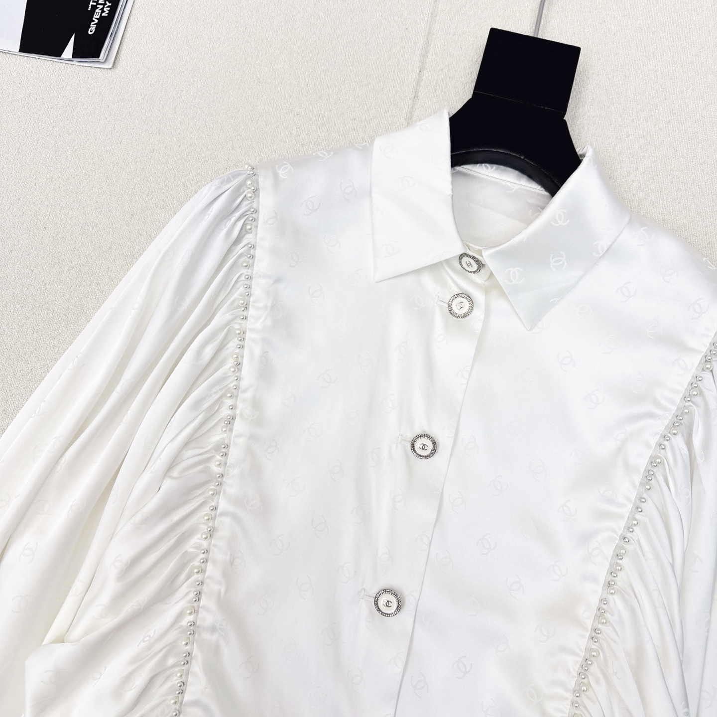 特价🉐️❗️现货齐码❗️不退不换❗️优雅气质 C家 25Ss————早秋最新款珍珠镶边装饰白色衬衫 🤍一