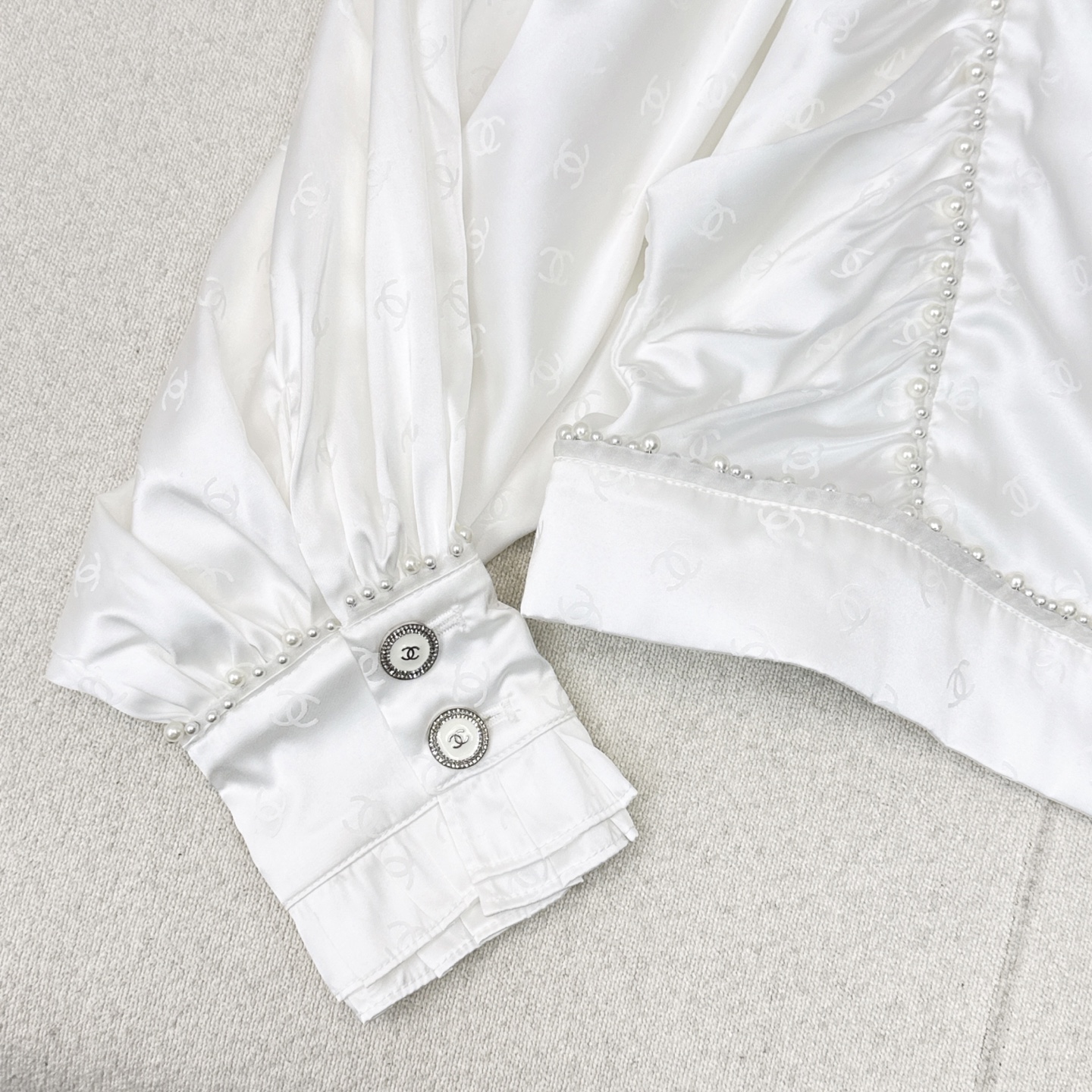 特价🉐️❗️现货齐码❗️不退不换❗️优雅气质 C家 25Ss————早秋最新款珍珠镶边装饰白色衬衫 🤍一