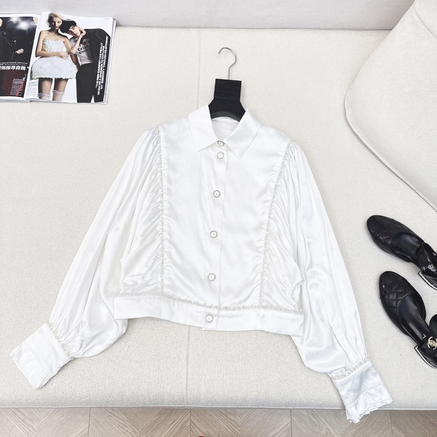 特价🉐️❗️现货齐码❗️不退不换❗️优雅气质 C家 25Ss————早秋最新款珍珠镶边装饰白色衬衫 🤍一