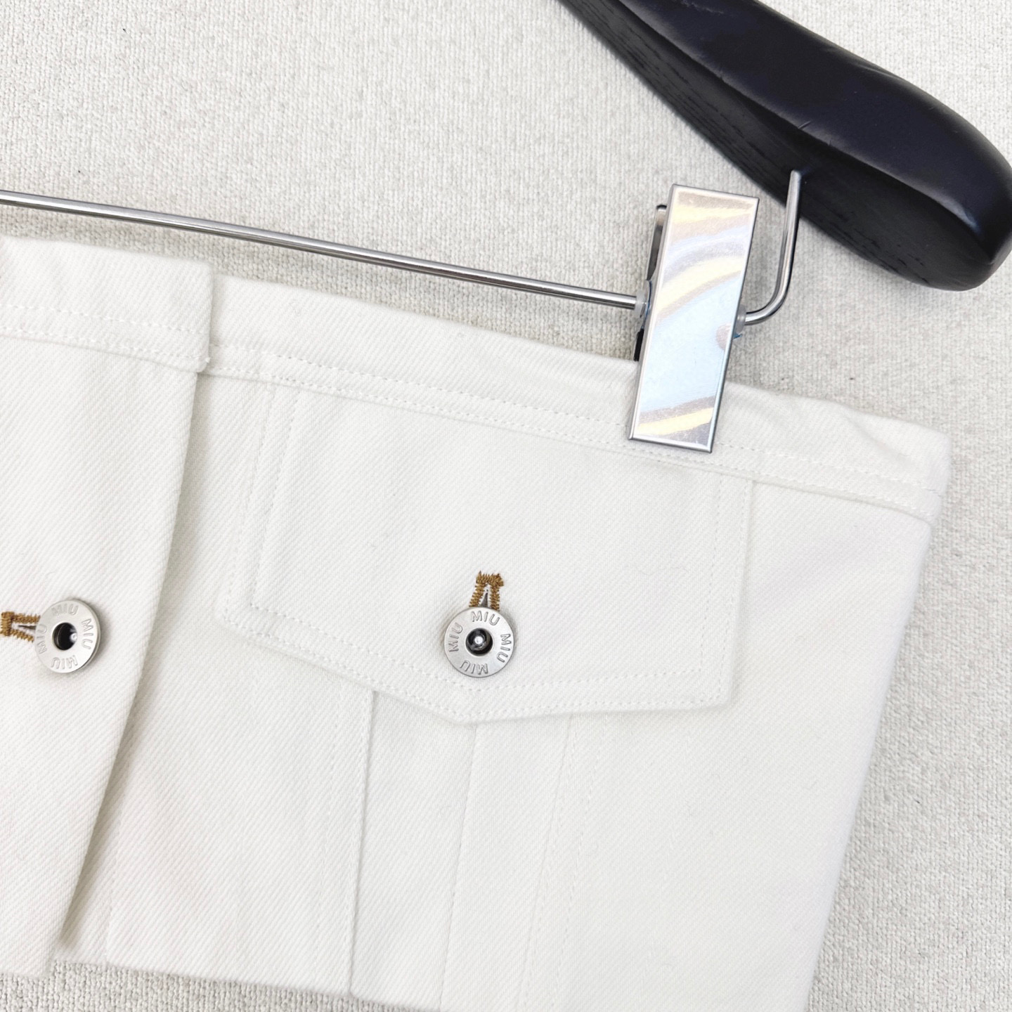 特价🉐️❗️现货齐码❗️不退不换❗️独家首发 Miu 25Ss————早秋最新款牛仔抹胸🤍缪系甜酷少女穿