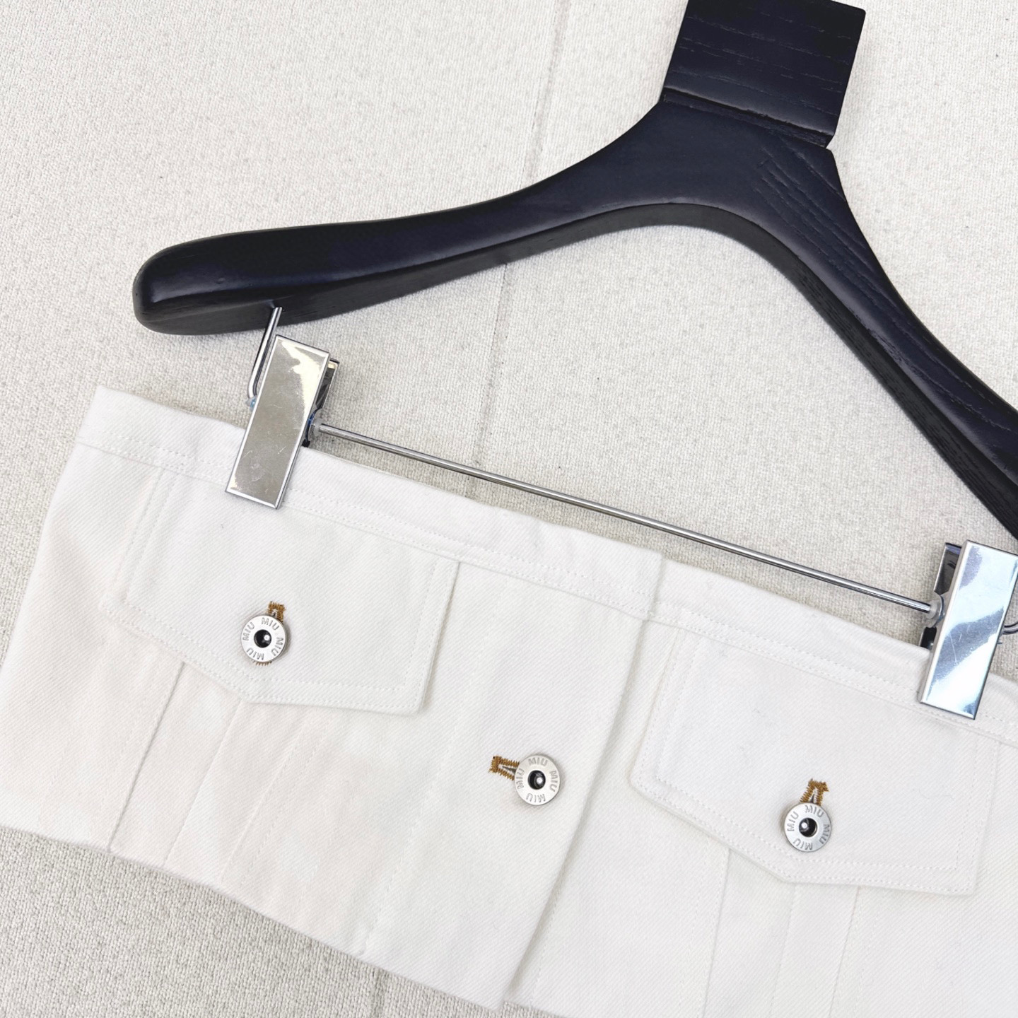 特价🉐️❗️现货齐码❗️不退不换❗️独家首发 Miu 25Ss————早秋最新款牛仔抹胸🤍缪系甜酷少女穿