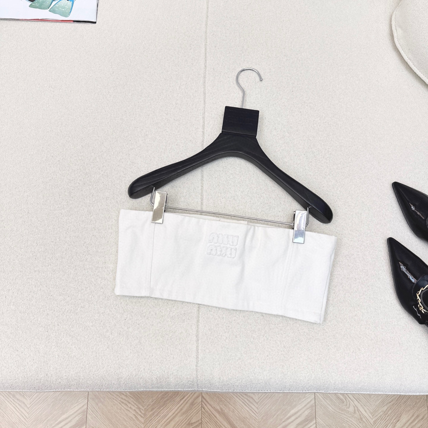 特价🉐️❗️现货齐码❗️不退不换❗️独家首发 Miu 25Ss————早秋最新款牛仔抹胸🤍缪系甜酷少女穿