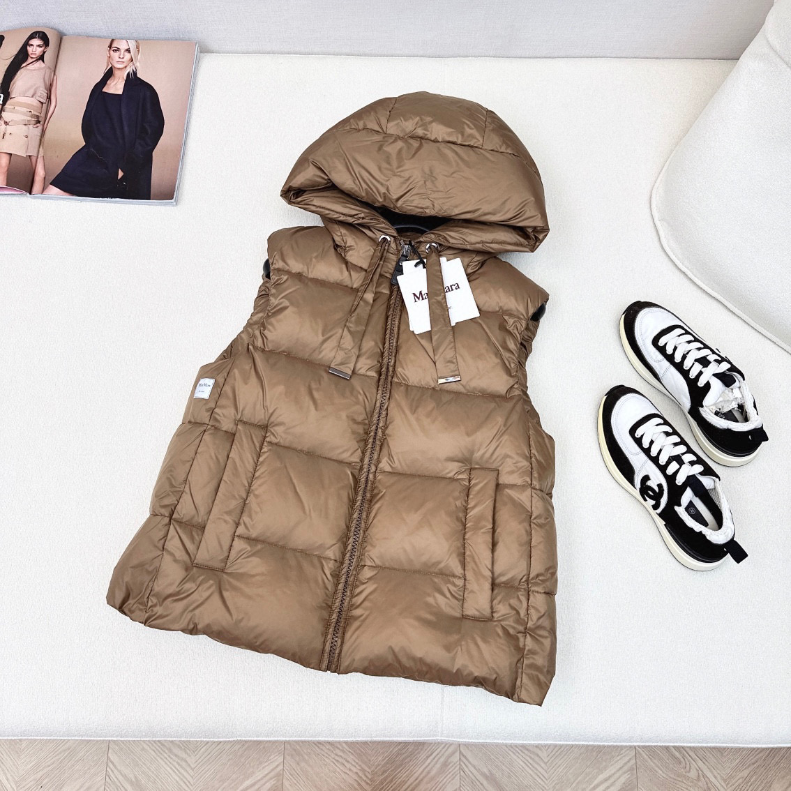 Title: P1152 Original Femininity Suit with Dustproof Bag Max 25Ss – Autumn/Winter Classic Fashion Summary: Classic H-shirt cut with letter logo decorations, grey velvet, nitro - 图片 1