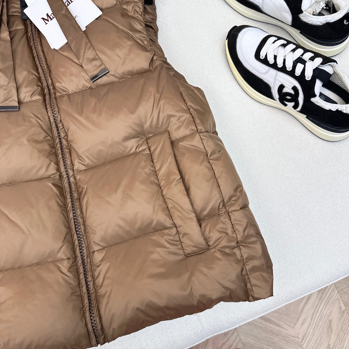 Title: P1152 Original Femininity Suit with Dustproof Bag Max 25Ss – Autumn/Winter Classic Fashion Summary: Classic H-shirt cut with letter logo decorations, grey velvet, nitro - 图片 4
