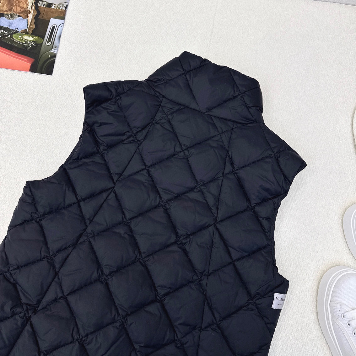“Autumn/Winter Diamond-Grained Velvet Suit with Letter Logo Decorations and Original Hardware Fittings | Fashionable and Classic Design” - 图片 8