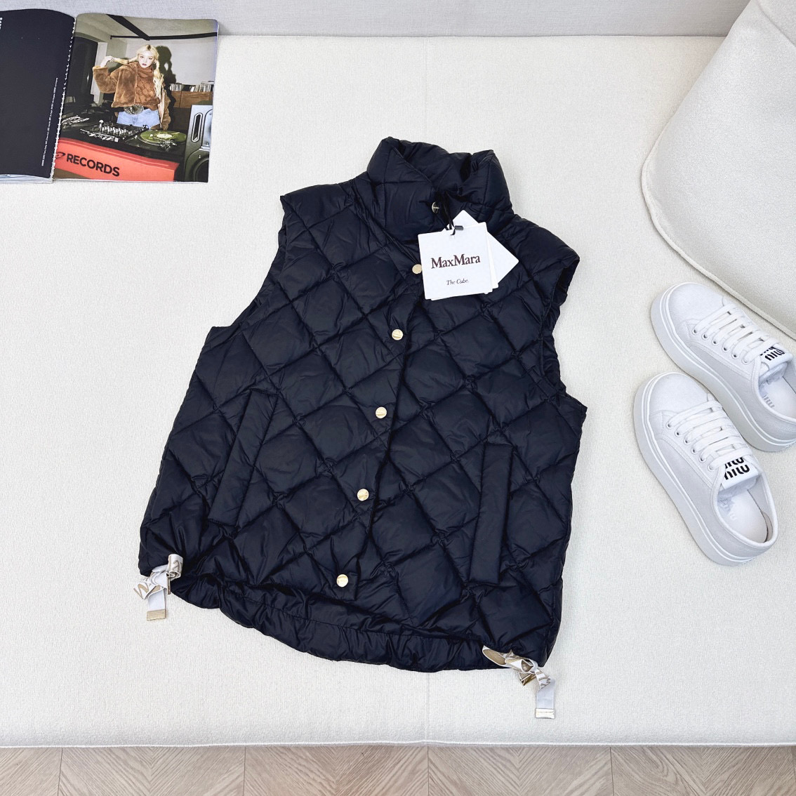 “Autumn/Winter Diamond-Grained Velvet Suit with Letter Logo Decorations and Original Hardware Fittings | Fashionable and Classic Design”