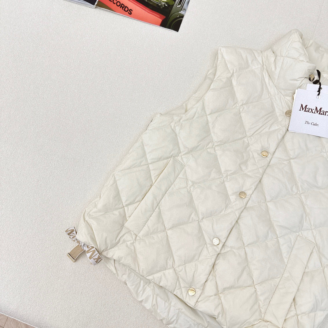 “Stylish Feminine Suit with Dustproof Bag: Diamond-Grained Velvet Macs for Autumn and Winter” - 图片 4