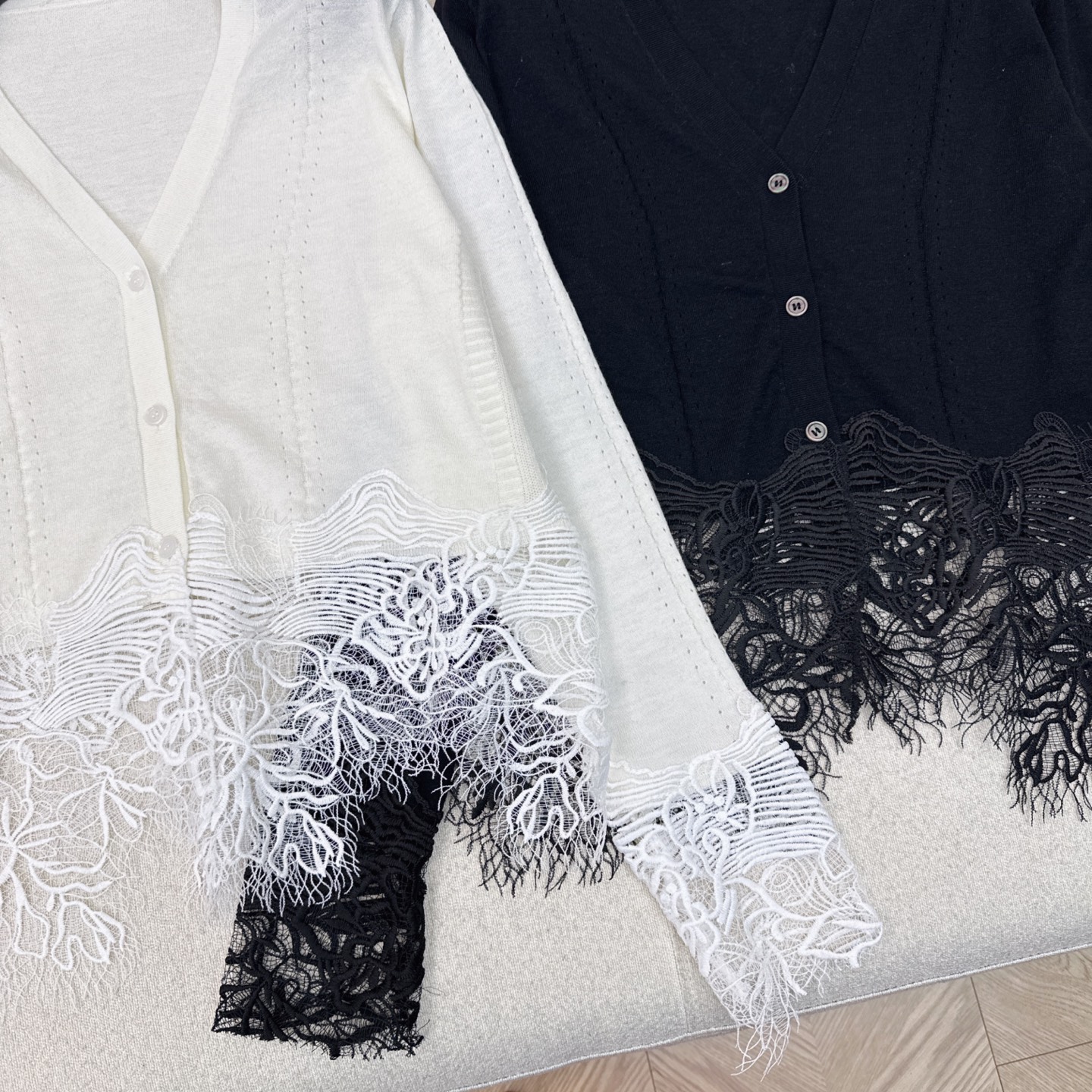 “Es 25Ss: High-Quality Wool Lace Dress with Elegant Black Gas Field Design” - 图片 4