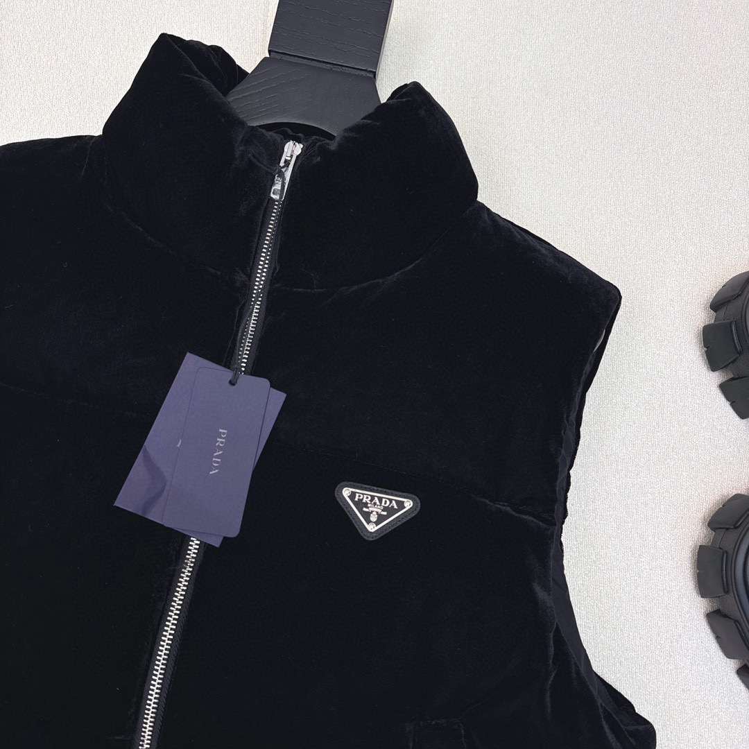 原单品质 PD 25ss————秋冬新款 天鹅绒立领短款羽绒马甲 🖤经典H短款版型百搭不挑人 帅气减龄时