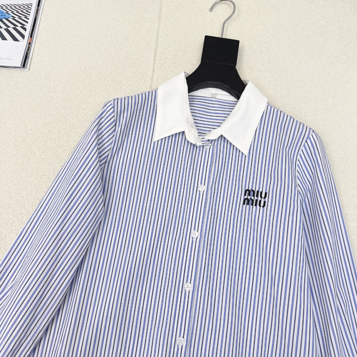 特价🉐️❗️现货齐码❗️不退不换❗️Miu 25Ss————早秋最新款可拆卸条纹短款衬衫 🤍定织条纹面料