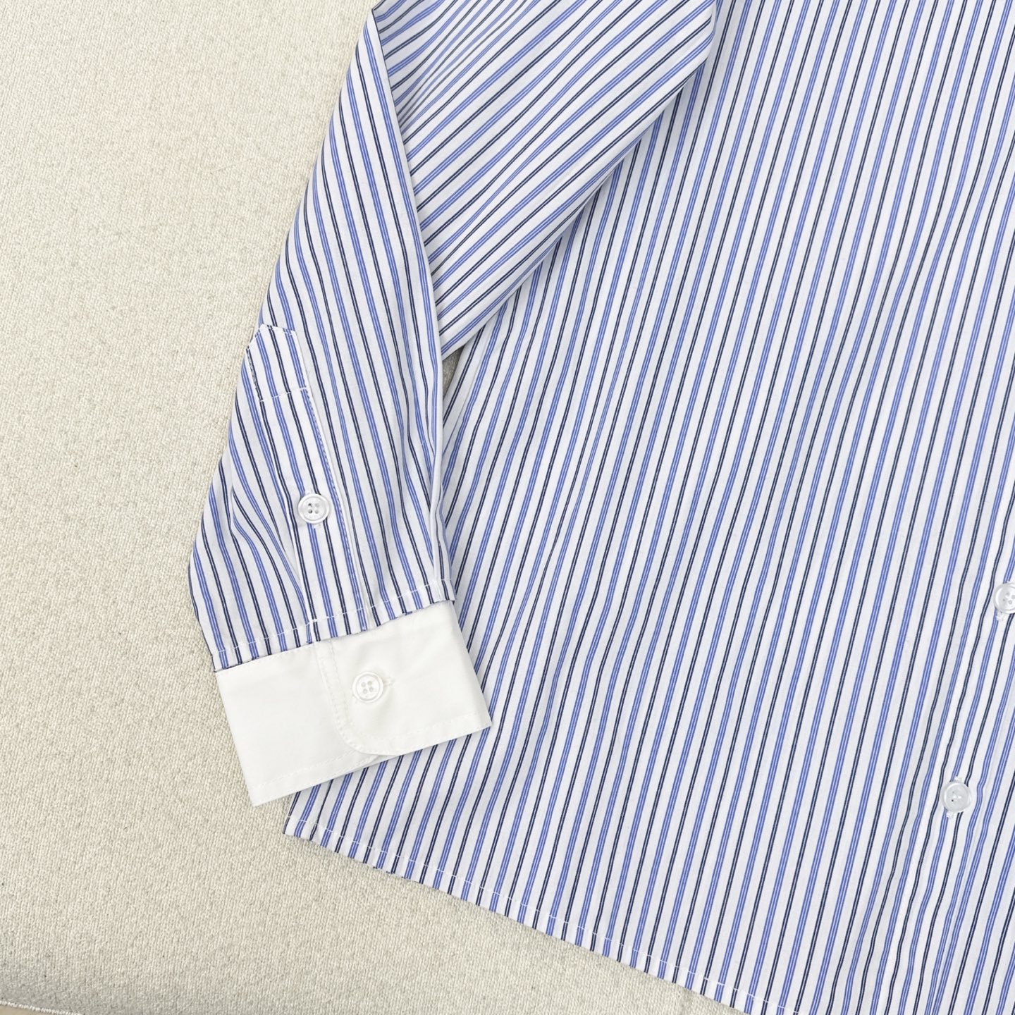 特价🉐️❗️现货齐码❗️不退不换❗️Miu 25Ss————早秋最新款可拆卸条纹短款衬衫 🤍定织条纹面料