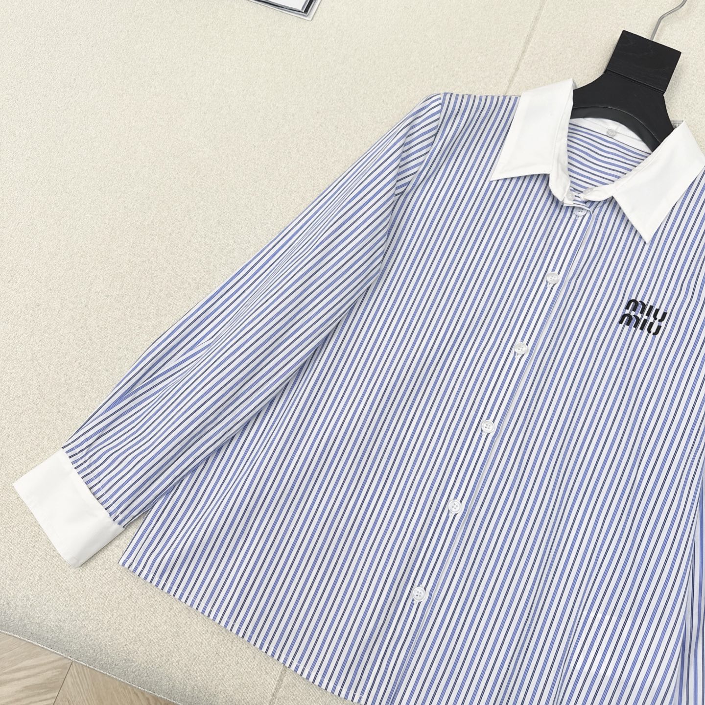 特价🉐️❗️现货齐码❗️不退不换❗️Miu 25Ss————早秋最新款可拆卸条纹短款衬衫 🤍定织条纹面料