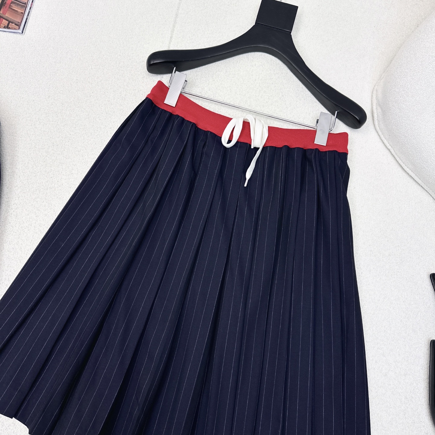 Miu 25Ss————早秋最新款拼色腰细条纹百褶半身长裙🖤超绝复古休闲运动风系列 一眼种草复古拼色设计