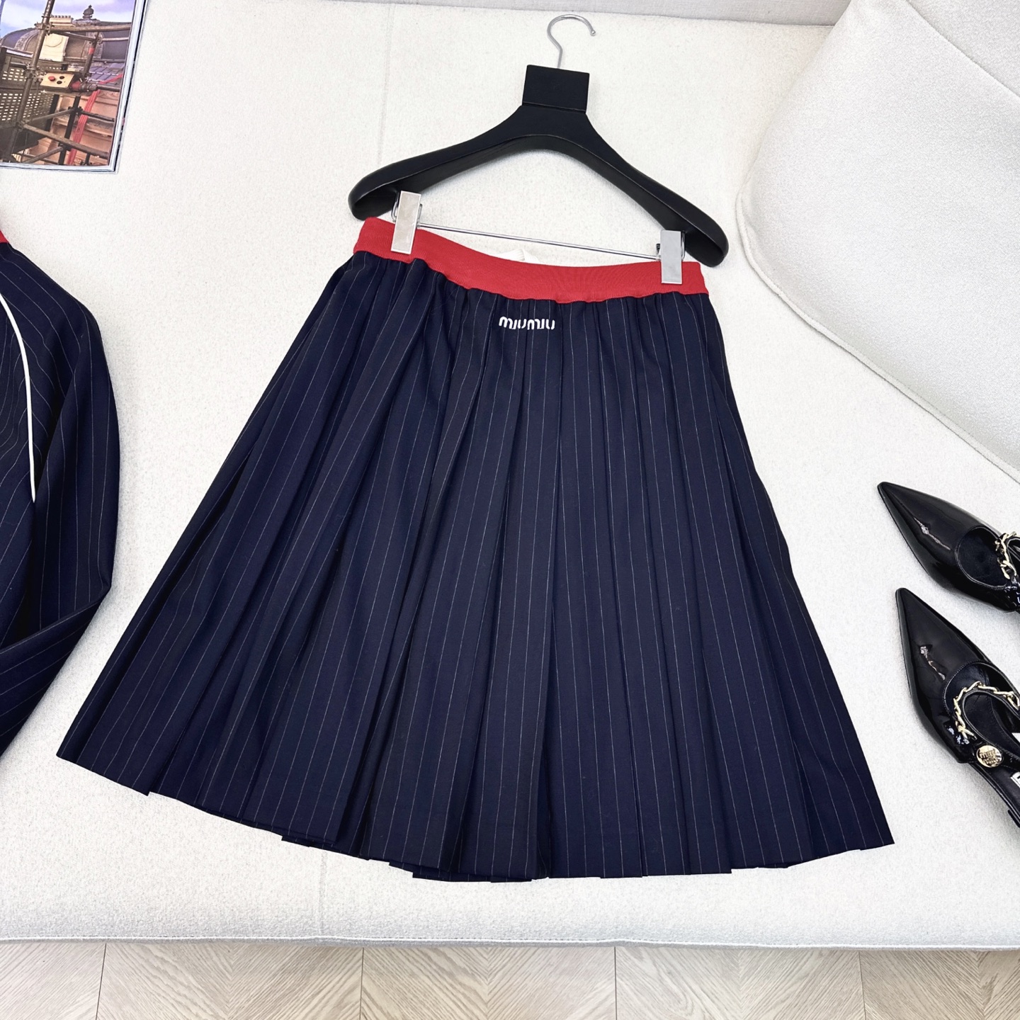 Miu 25Ss————早秋最新款拼色腰细条纹百褶半身长裙🖤超绝复古休闲运动风系列 一眼种草复古拼色设计