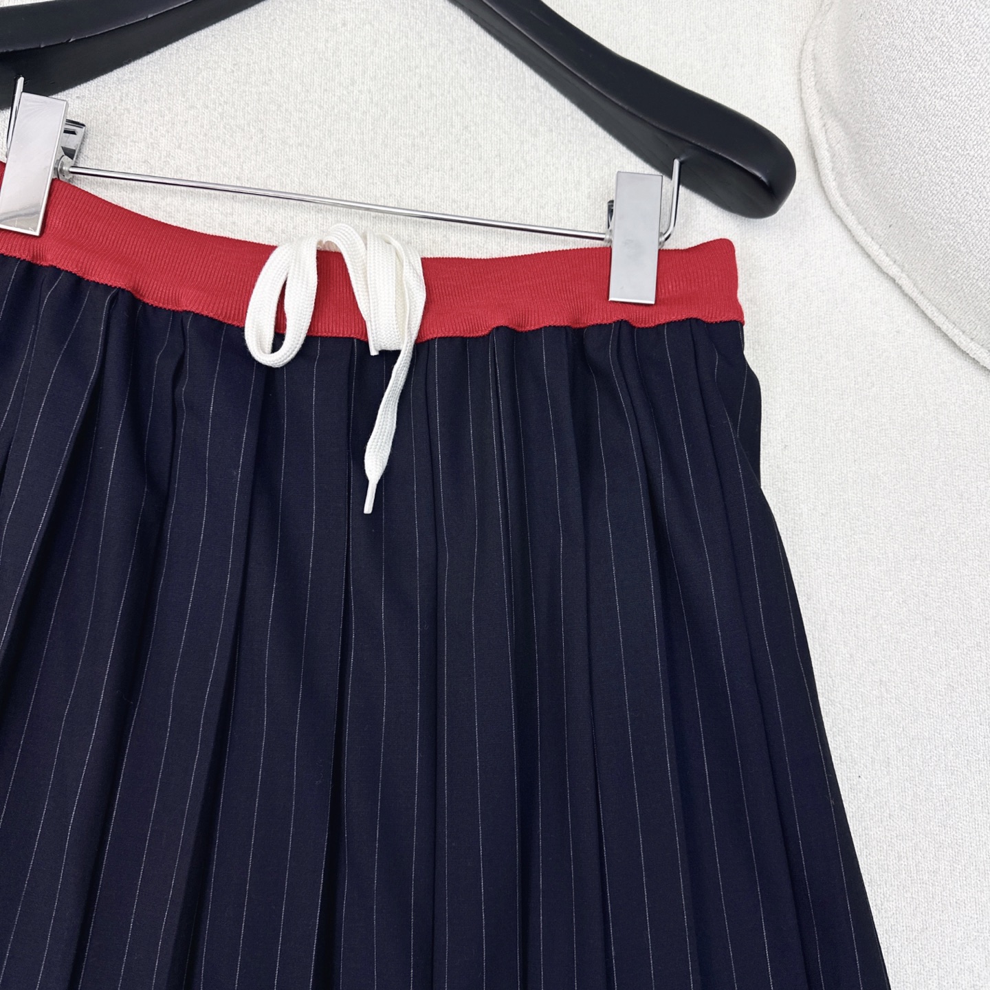 Miu 25Ss————早秋最新款拼色腰细条纹百褶半身长裙🖤超绝复古休闲运动风系列 一眼种草复古拼色设计