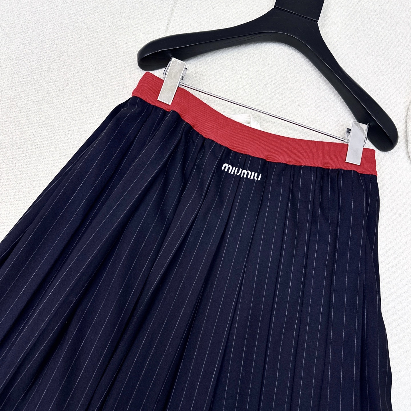 Miu 25Ss————早秋最新款拼色腰细条纹百褶半身长裙🖤超绝复古休闲运动风系列 一眼种草复古拼色设计