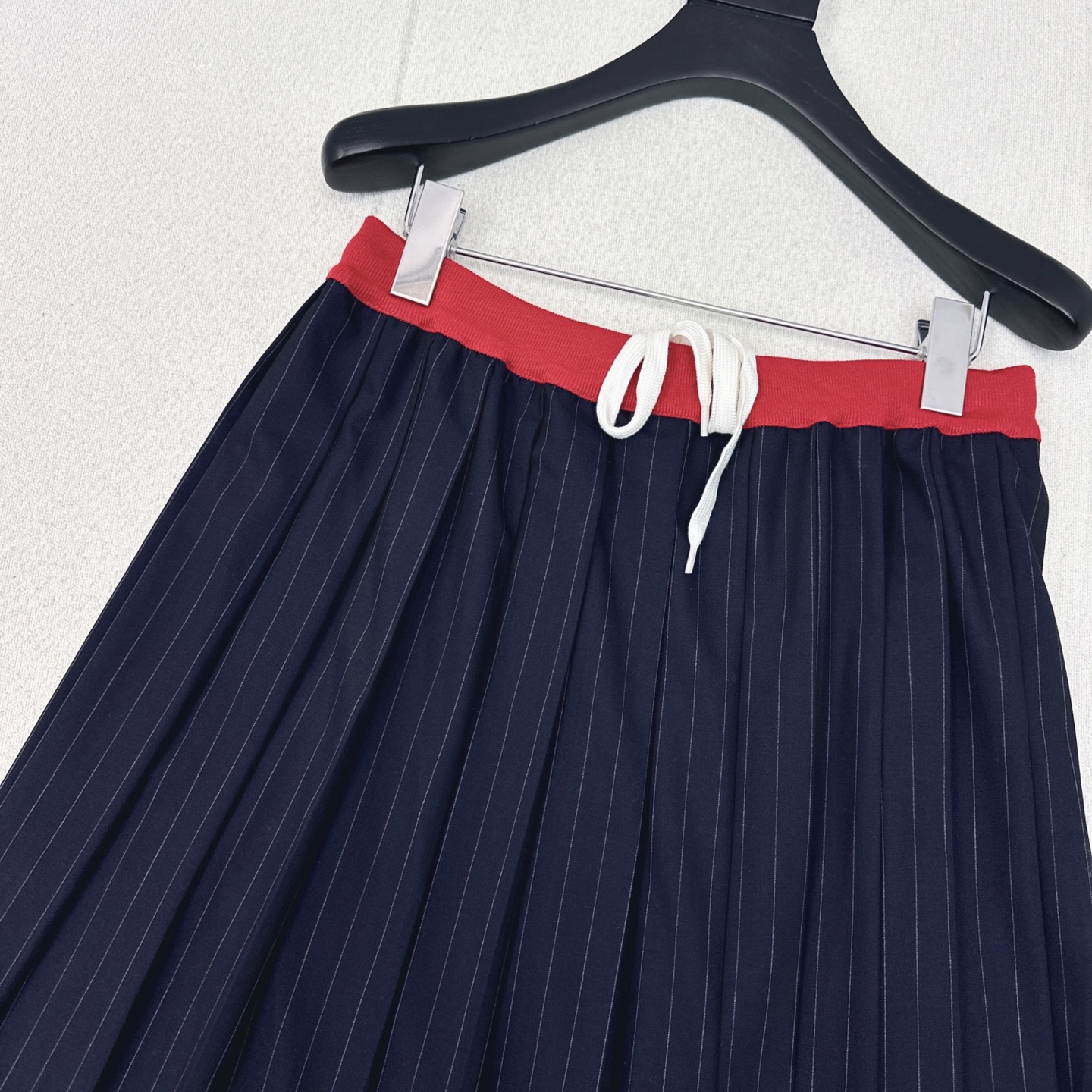 Miu 25Ss————早秋最新款拼色腰细条纹百褶半身长裙🖤超绝复古休闲运动风系列 一眼种草复古拼色设计