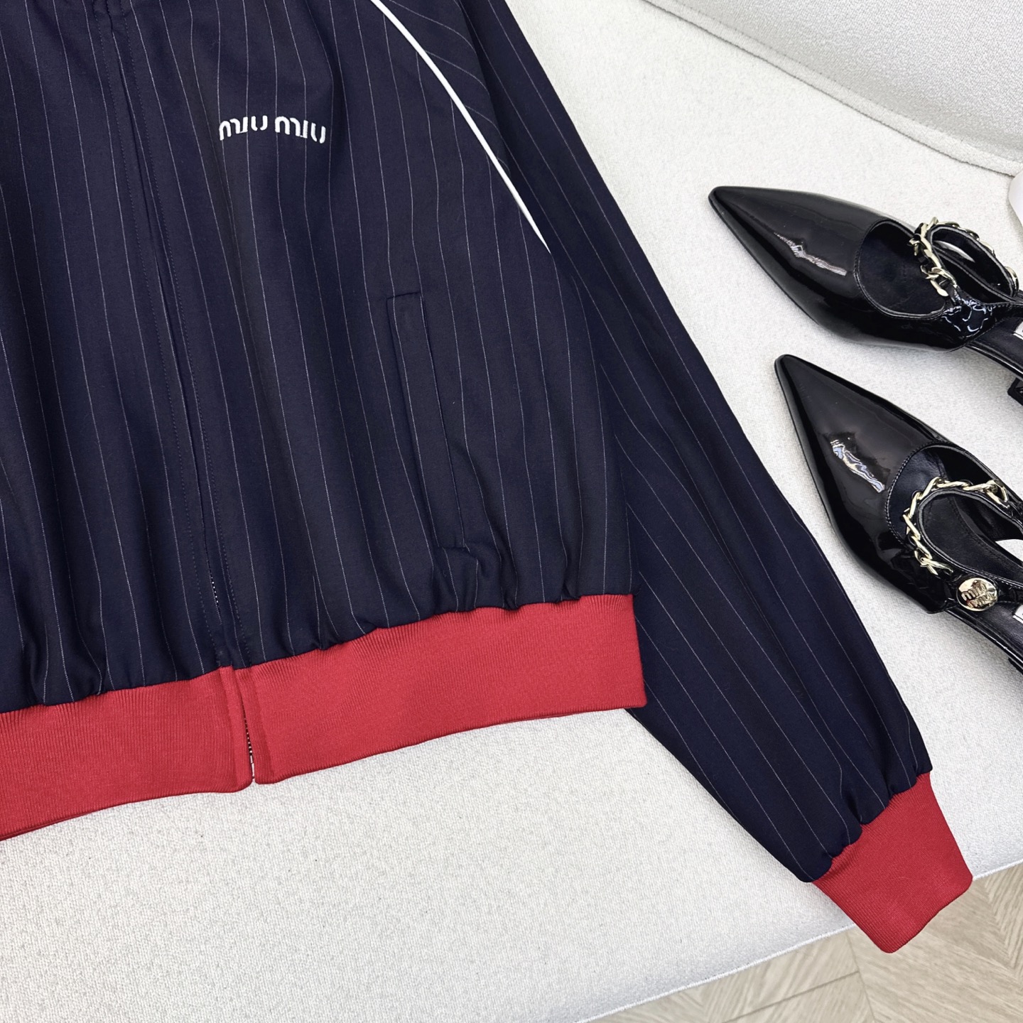 特价🉐️❗️现货齐码❗️不退不换❗️Miu 25Ss———早秋最新款撞色螺纹装饰细条纹羊毛学院风短外套🖤