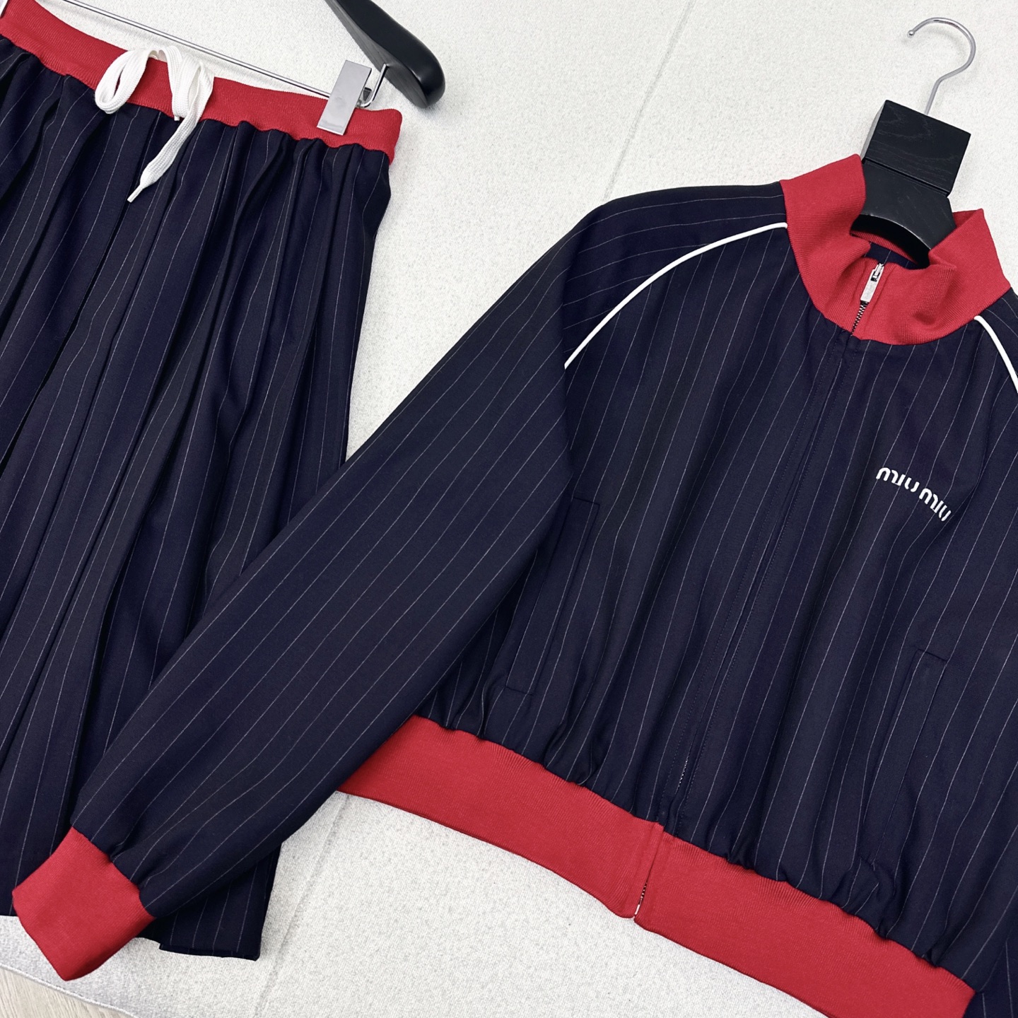 特价🉐️❗️现货齐码❗️不退不换❗️Miu 25Ss———早秋最新款撞色螺纹装饰细条纹羊毛学院风短外套🖤