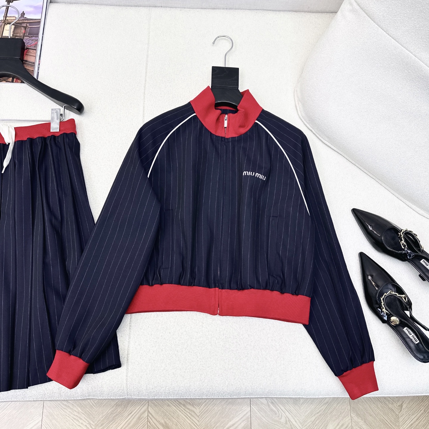 特价🉐️❗️现货齐码❗️不退不换❗️Miu 25Ss———早秋最新款撞色螺纹装饰细条纹羊毛学院风短外套🖤