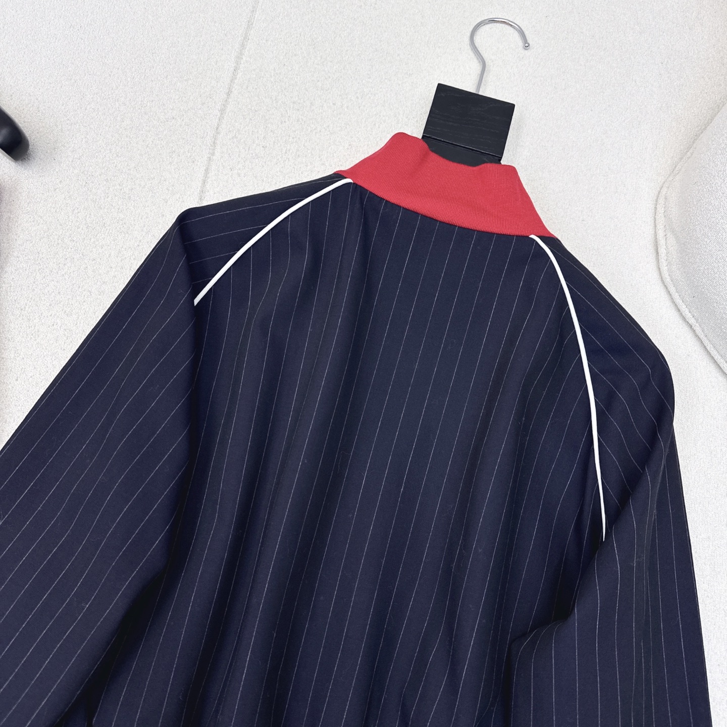 特价🉐️❗️现货齐码❗️不退不换❗️Miu 25Ss———早秋最新款撞色螺纹装饰细条纹羊毛学院风短外套🖤