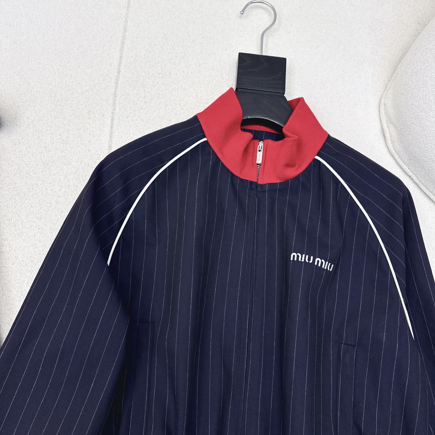 特价🉐️❗️现货齐码❗️不退不换❗️Miu 25Ss———早秋最新款撞色螺纹装饰细条纹羊毛学院风短外套🖤