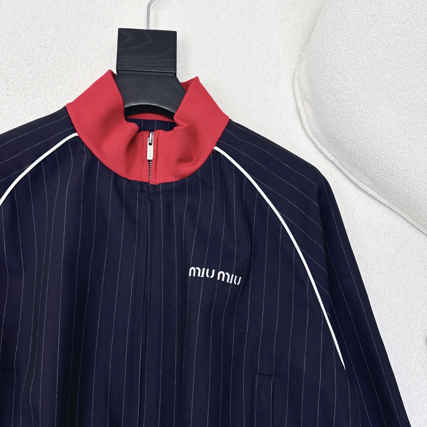 特价🉐️❗️现货齐码❗️不退不换❗️Miu 25Ss———早秋最新款撞色螺纹装饰细条纹羊毛学院风短外套🖤