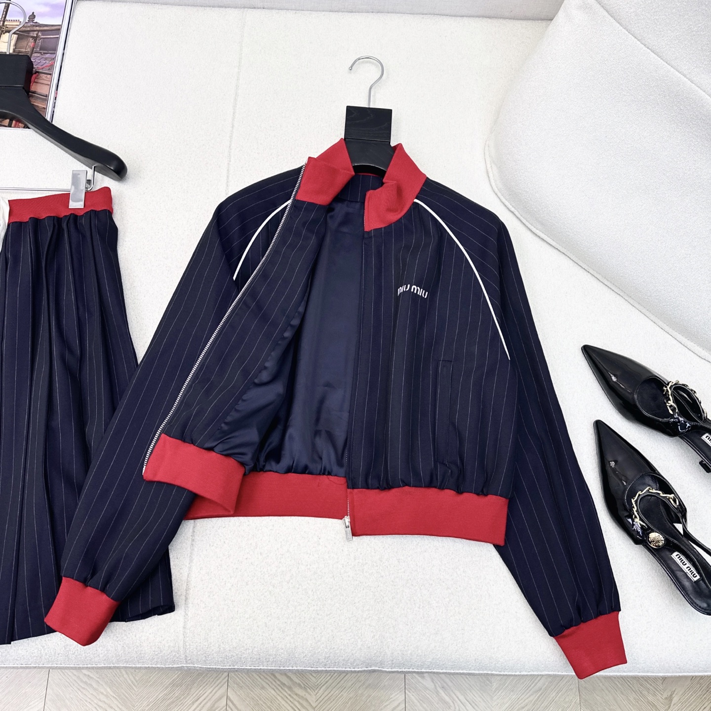 特价🉐️❗️现货齐码❗️不退不换❗️Miu 25Ss———早秋最新款撞色螺纹装饰细条纹羊毛学院风短外套🖤