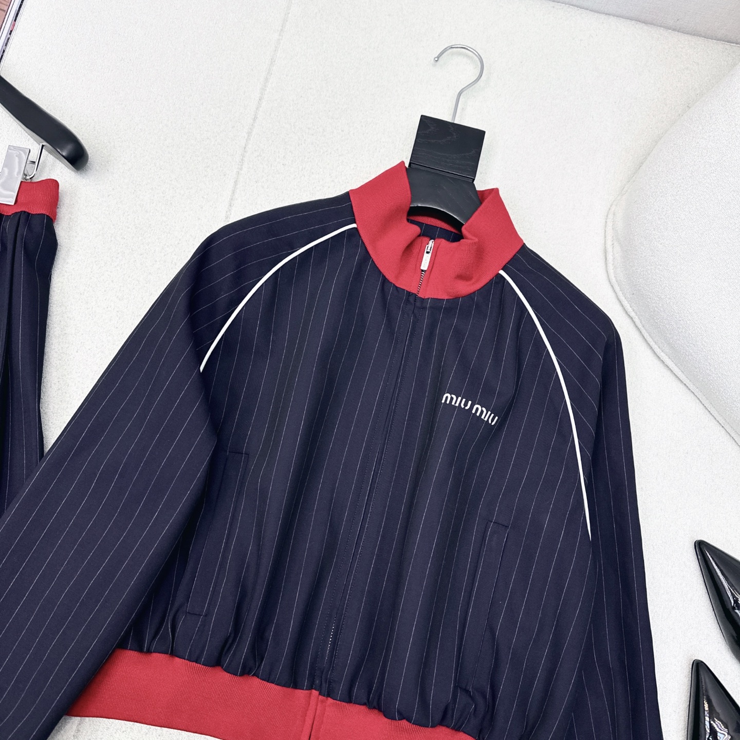 特价🉐️❗️现货齐码❗️不退不换❗️Miu 25Ss———早秋最新款撞色螺纹装饰细条纹羊毛学院风短外套🖤