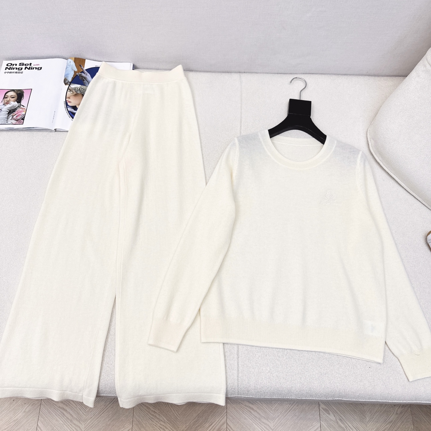 “Latest Knitting Suit Set for Fall: Round Collar, Loose Trunks, Impeccable Colors” - 图片 7