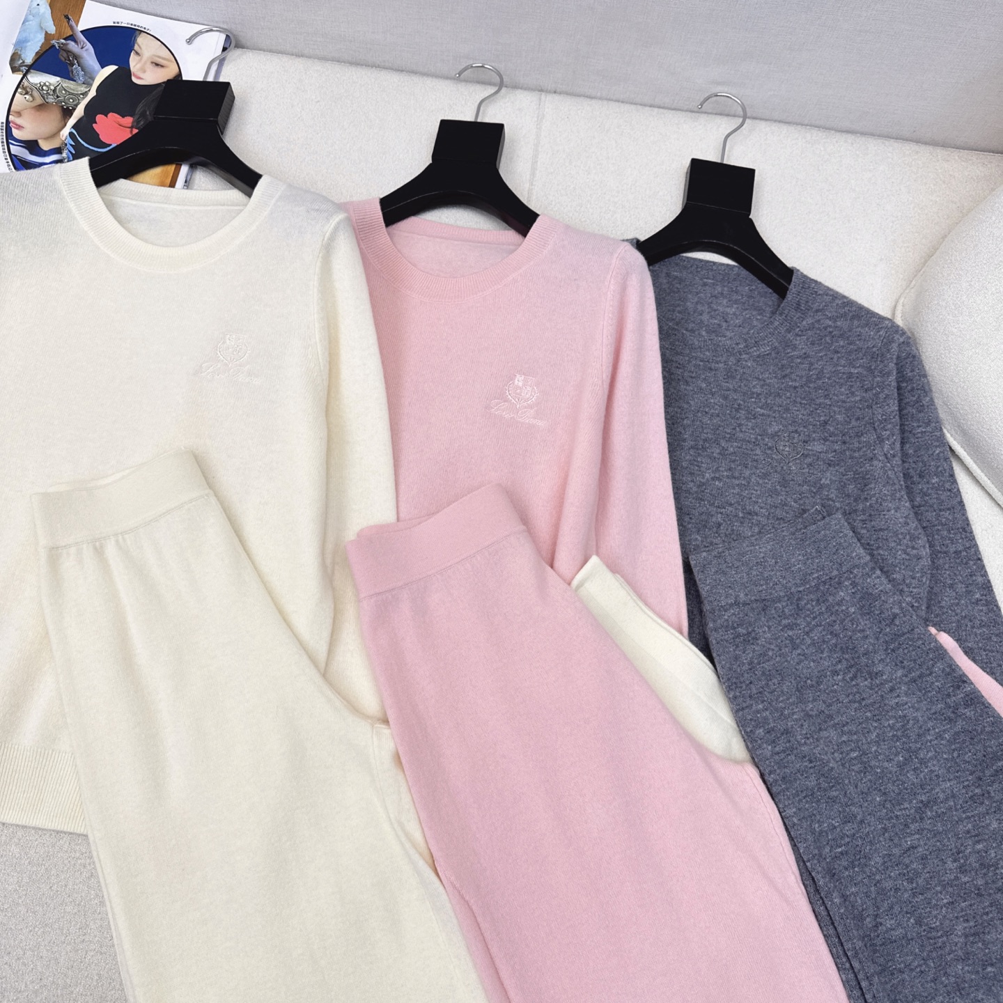 “Latest Knitting Suit Set for Fall: Round Collar, Loose Trunks, Impeccable Colors” - 图片 2