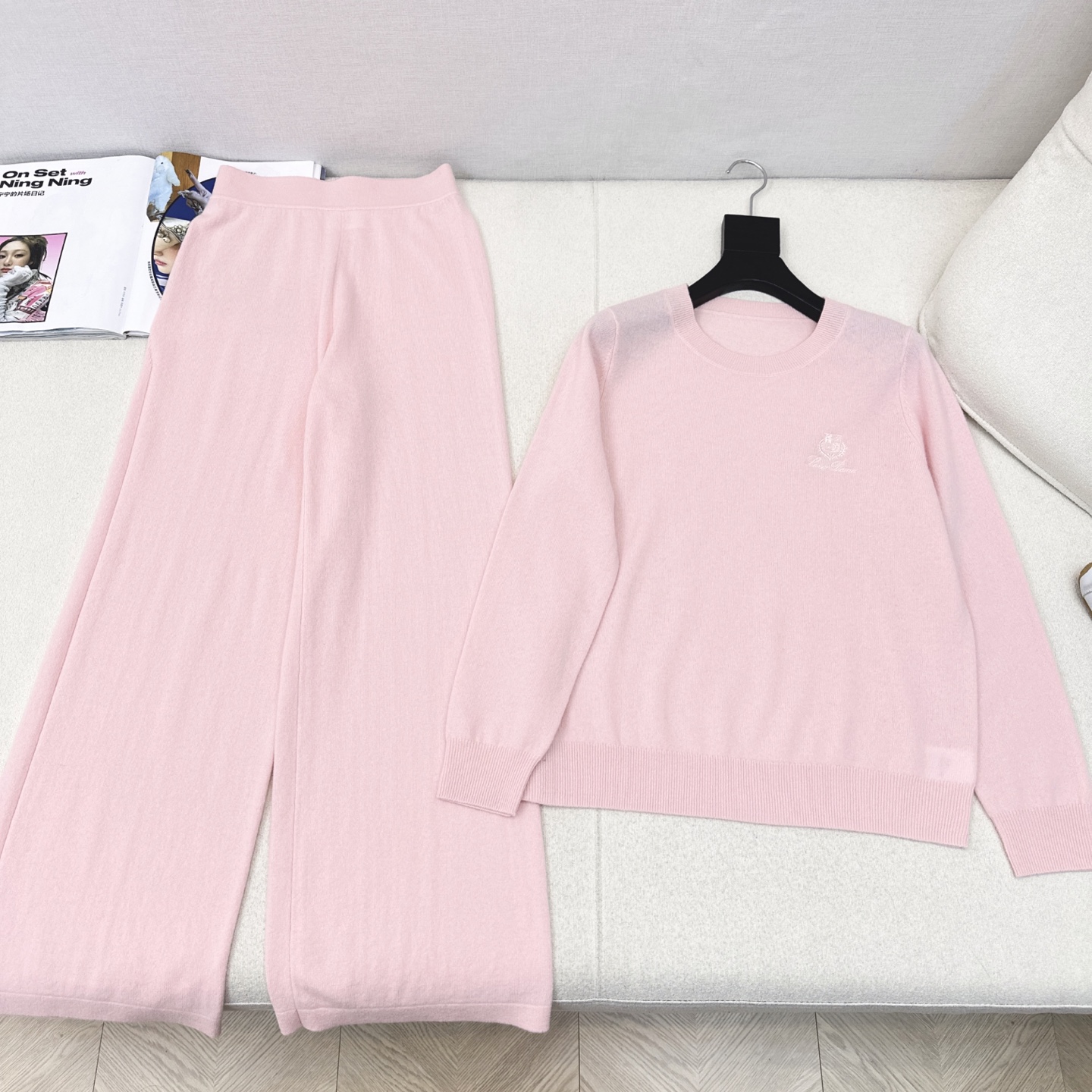 “Latest Knitting Suit Set for Fall: Round Collar, Loose Trunks, Impeccable Colors” - 图片 6