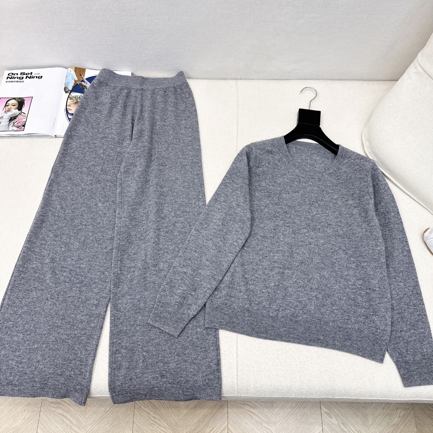 “Latest Knitting Suit Set for Fall: Round Collar, Loose Trunks, Impeccable Colors” - 图片 5