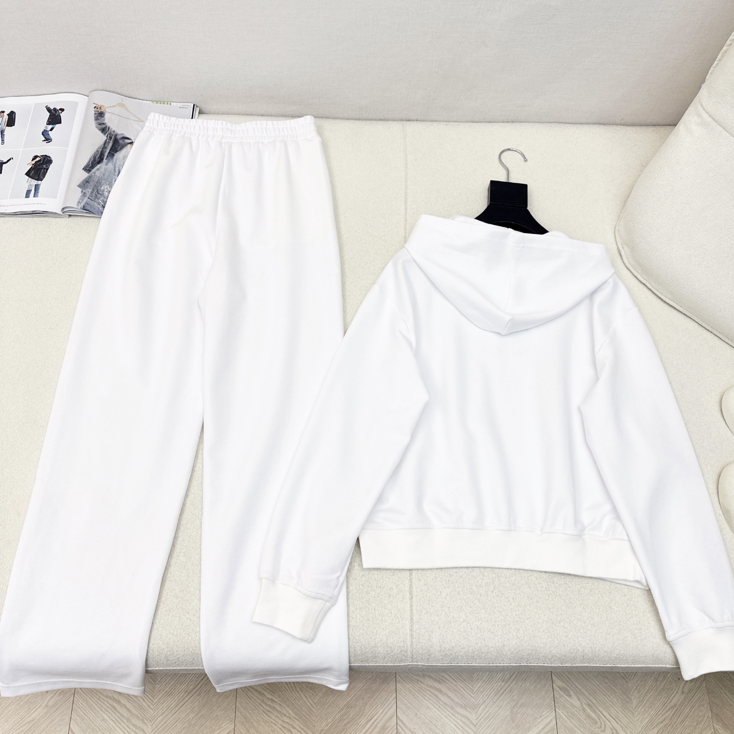 特价🉐️一套❗️白色现货齐码❗️不退不换❗️时髦达人一套搭配 DG 25Ss———秋冬最新款logo字母