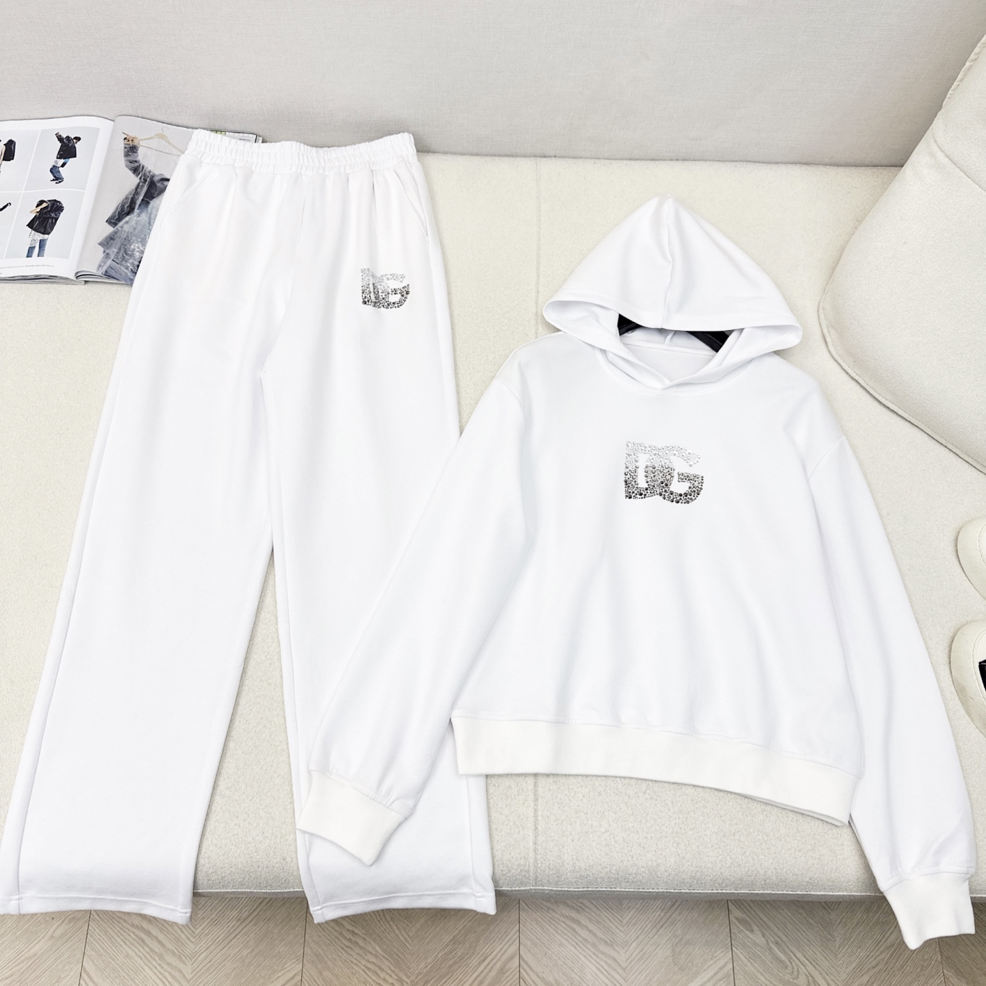 特价🉐️一套❗️白色现货齐码❗️不退不换❗️时髦达人一套搭配 DG 25Ss———秋冬最新款logo字母